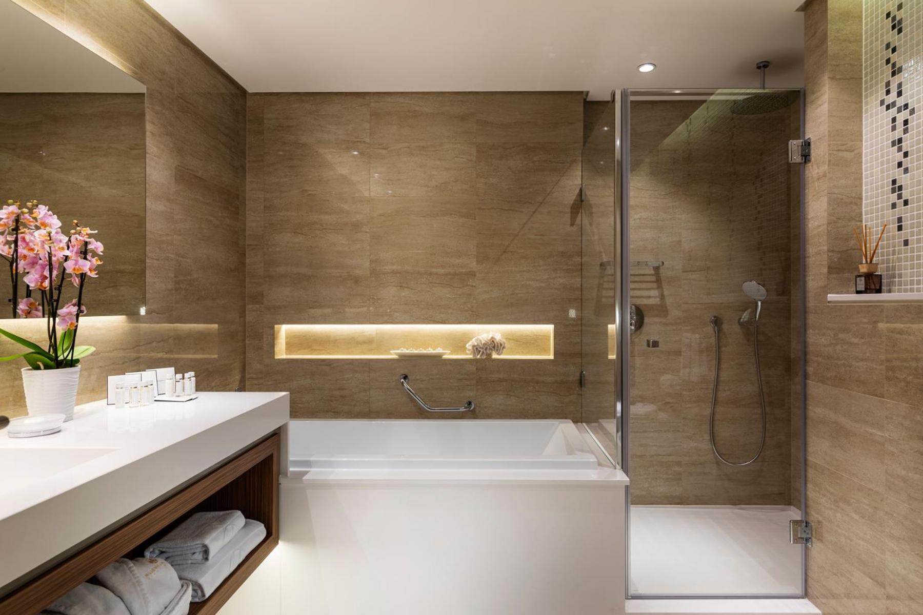 Premium Room with King Bed - Photo 6