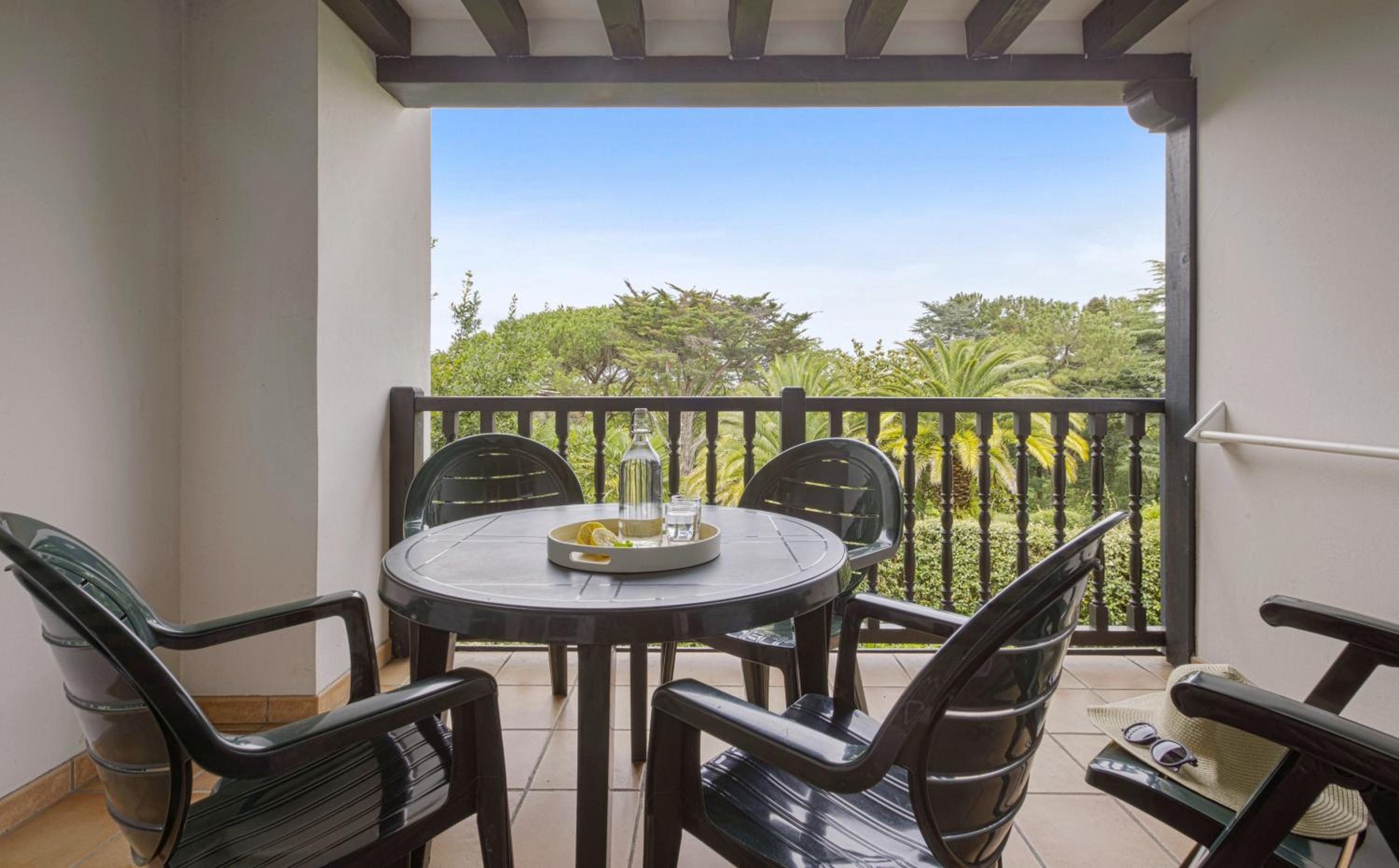 Superior One-Bedroom Apartment with Terrace or Balcony (5 People) photo 2