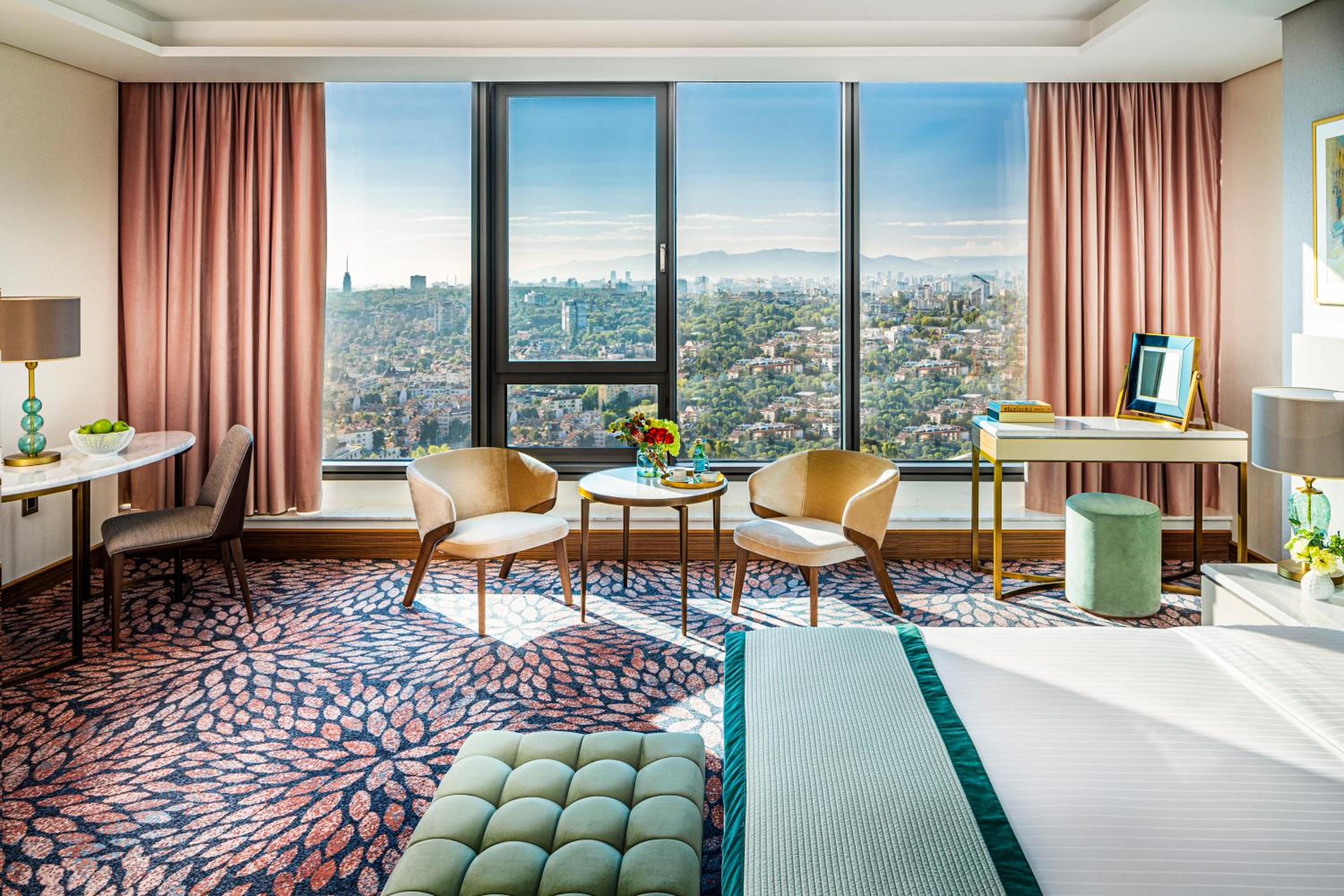 Premium Room with King Bed - Photo 3