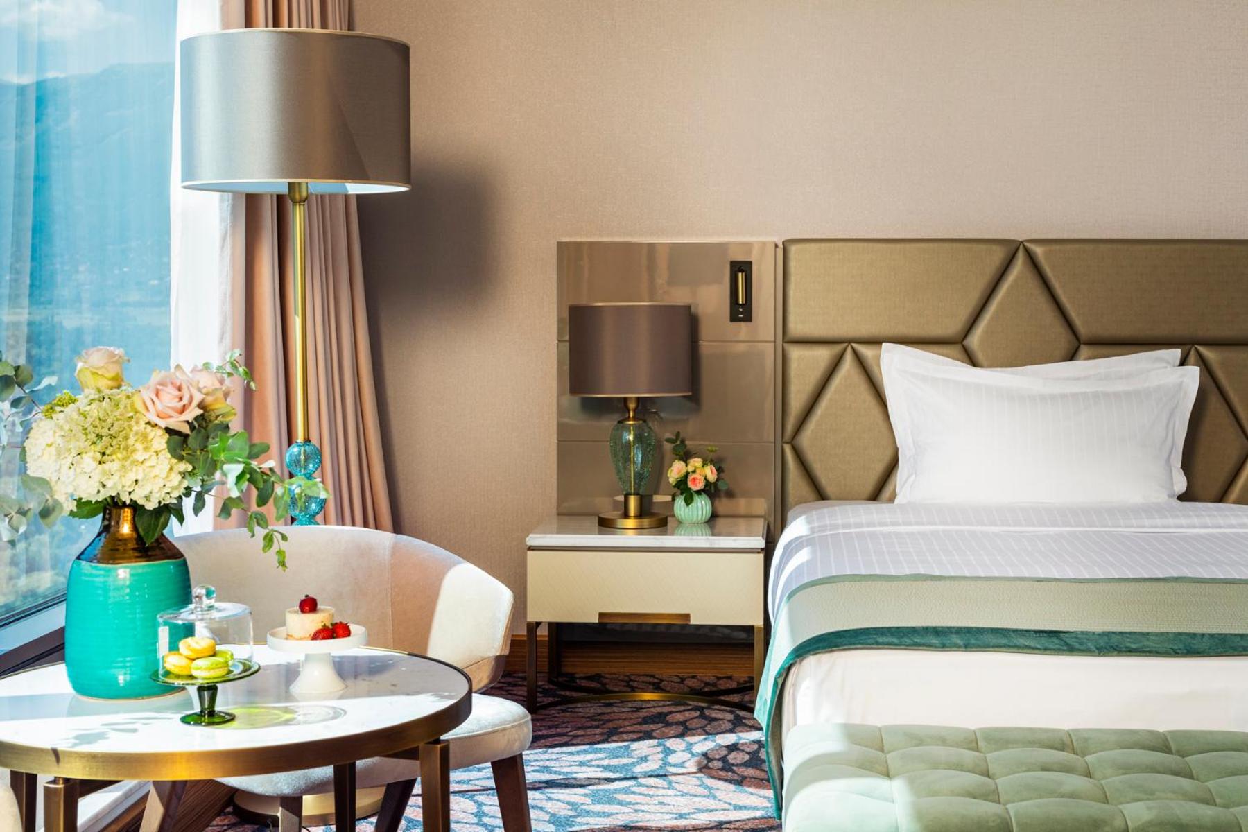 Premium Room with King Bed - Photo 2