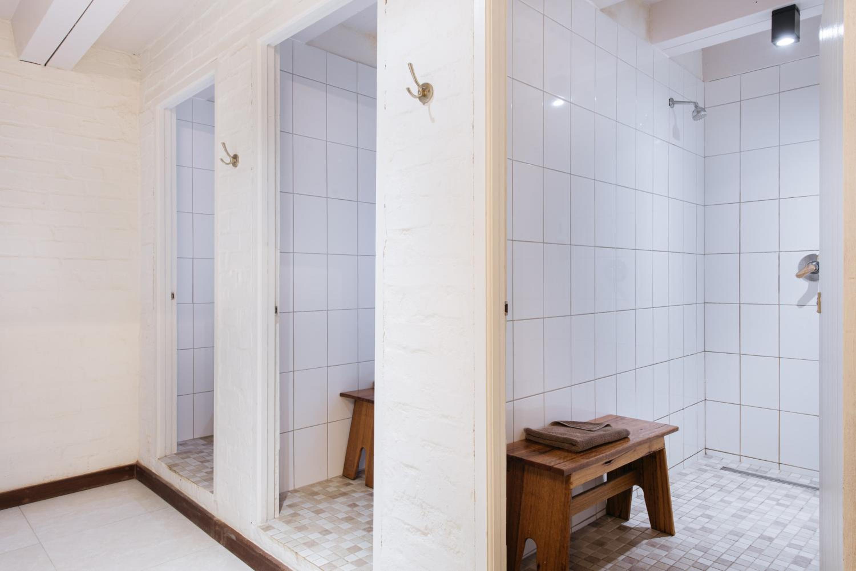 Family Room with Shared Bathroom photo 2