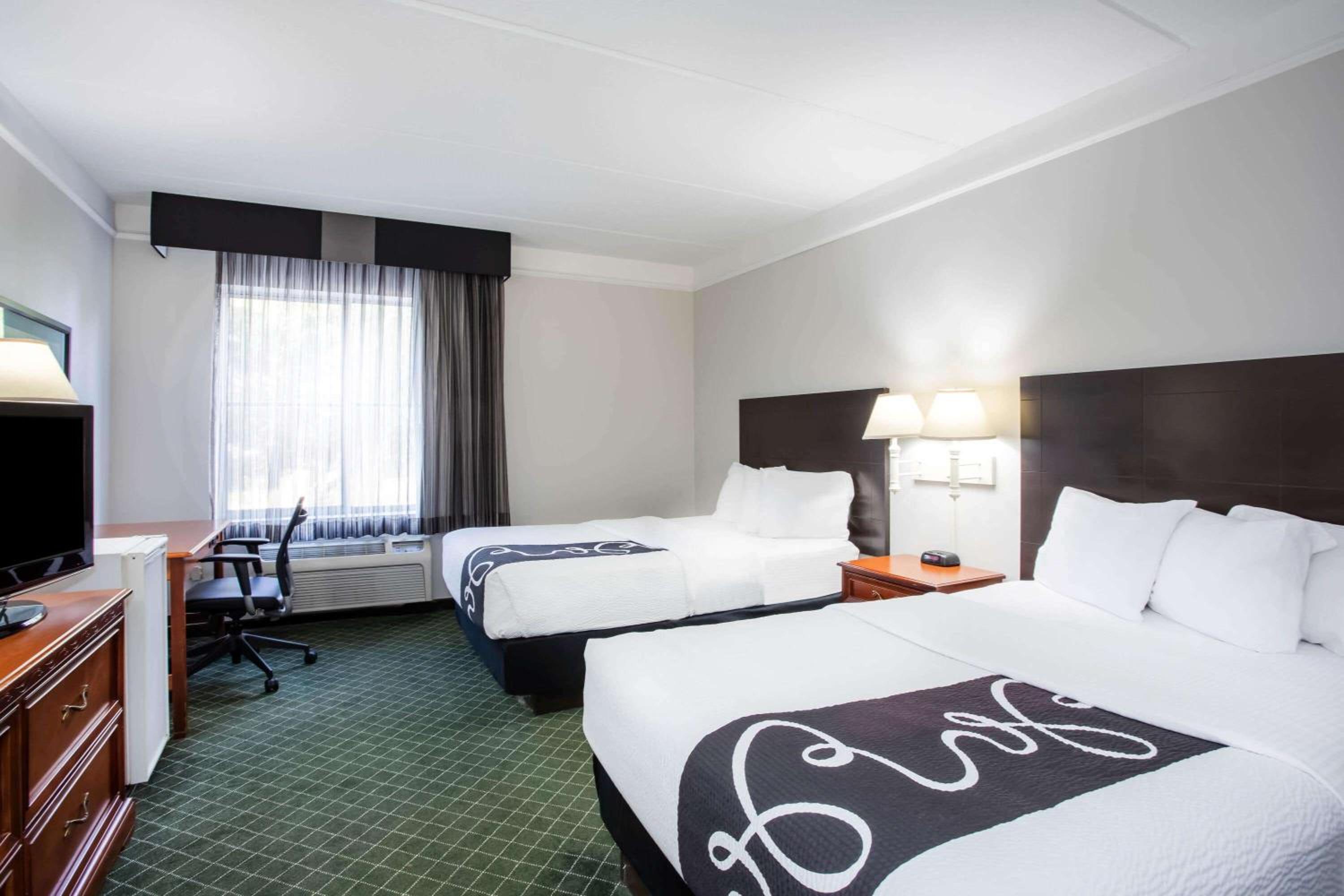 Deluxe Double Room with Two Double Beds - Photo 4
