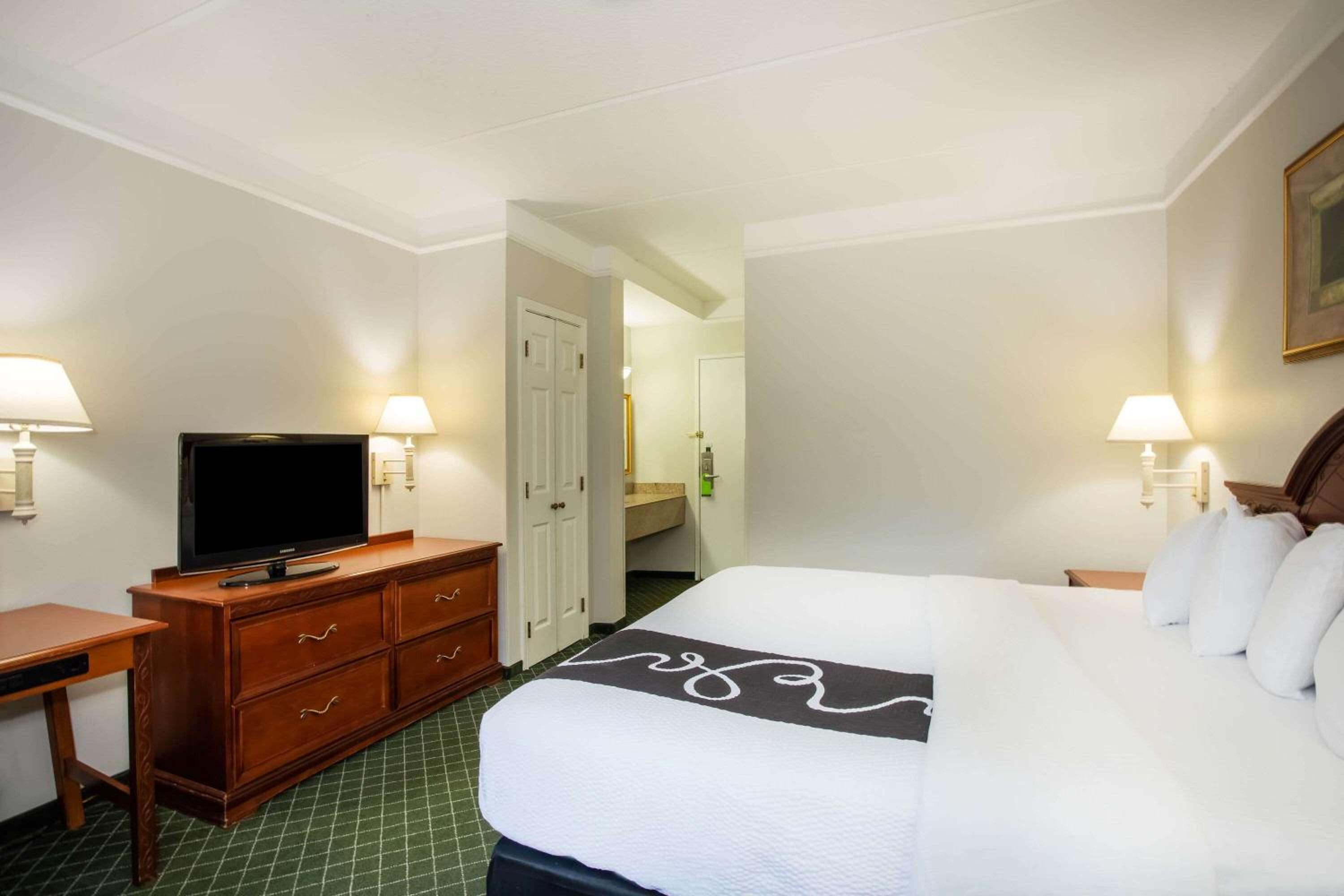 Deluxe King Room - Photo 6