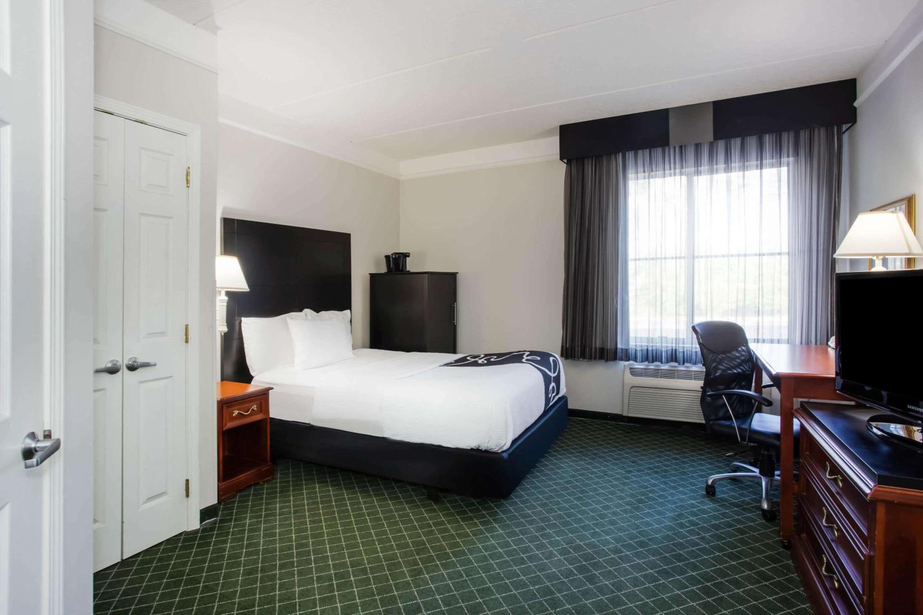 Full Size Bed - Disability Access - Photo 5