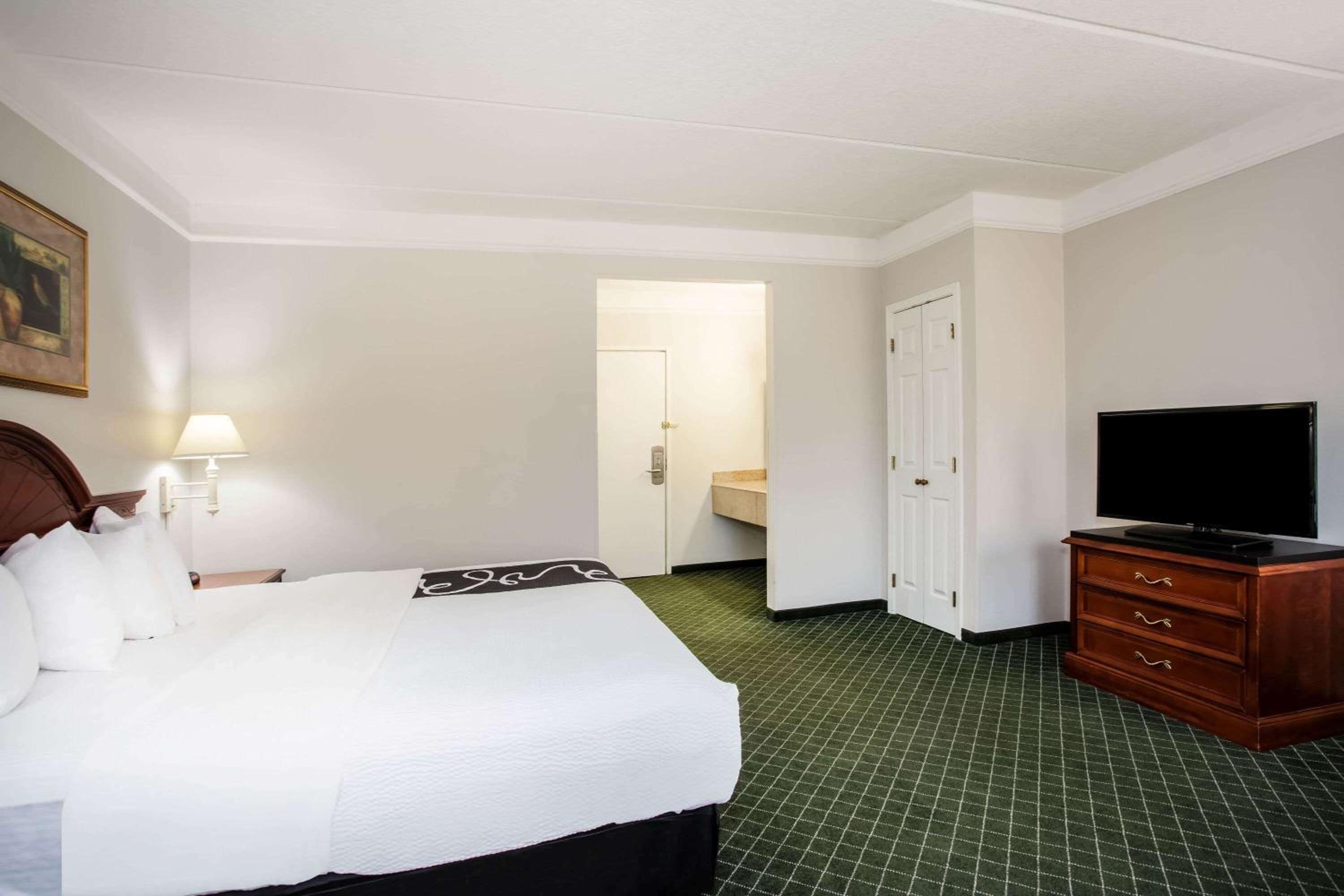 Deluxe King Room - Photo 2