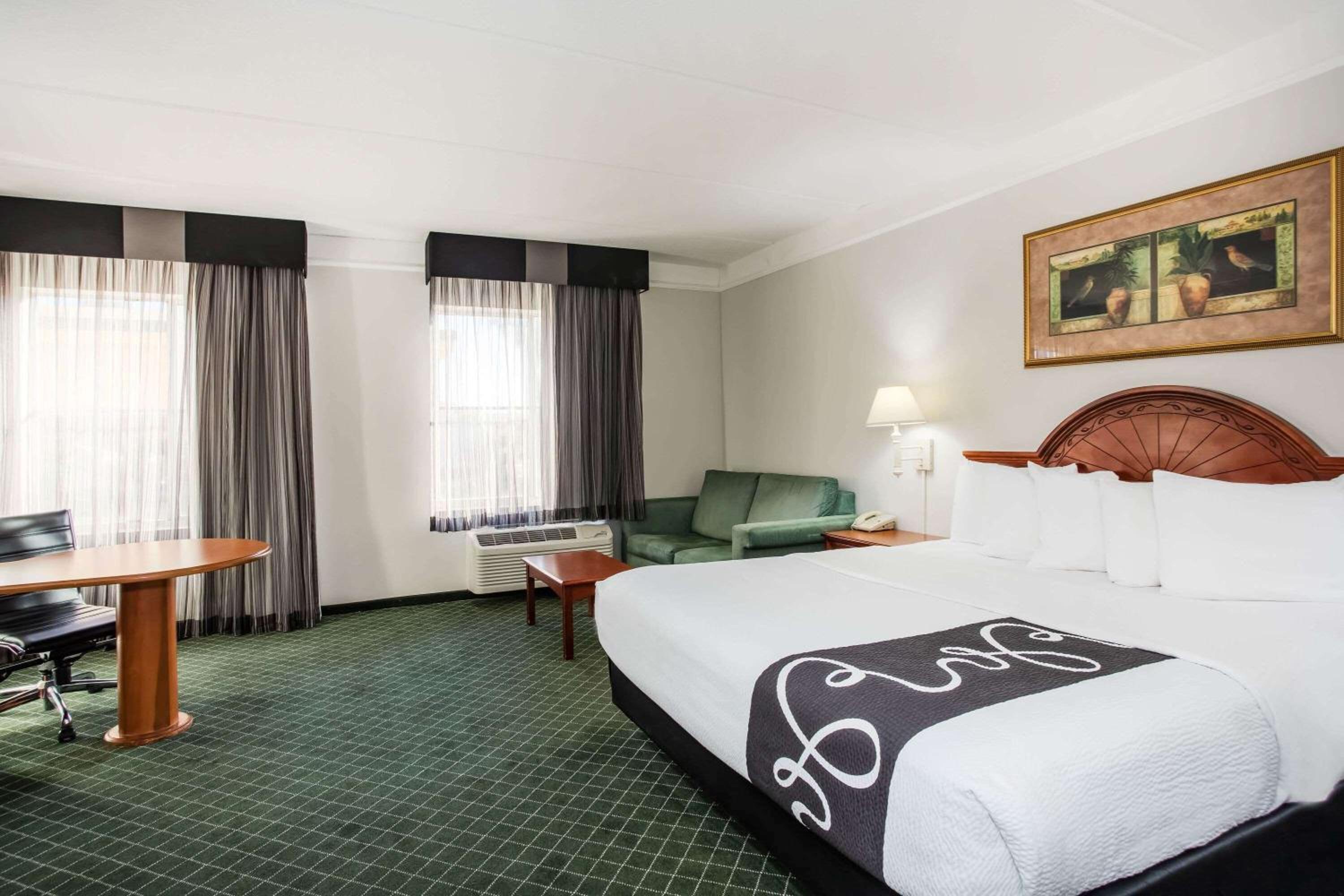King Room with Sofa Bed - Photo 4
