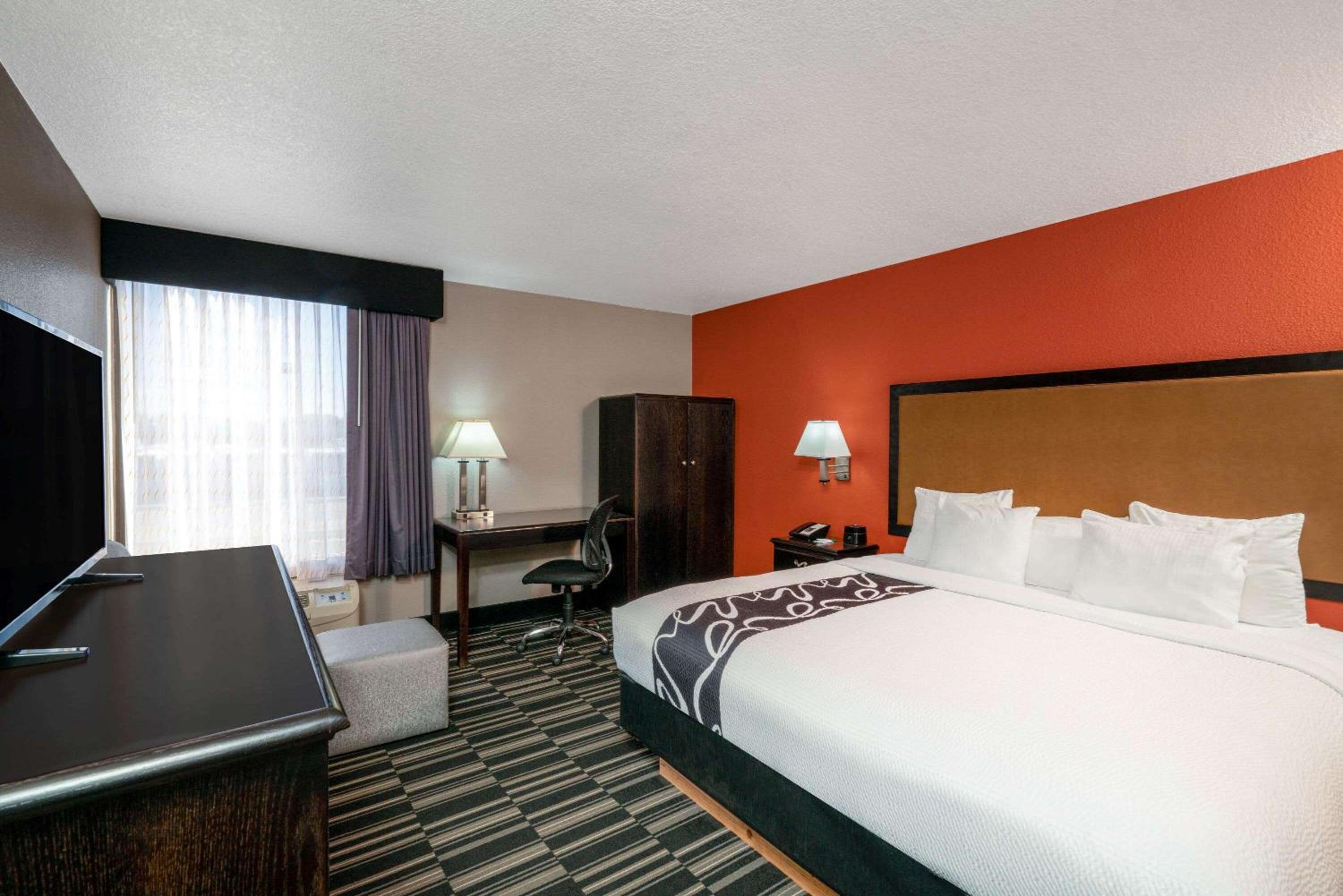 Deluxe King Room - Photo 1
