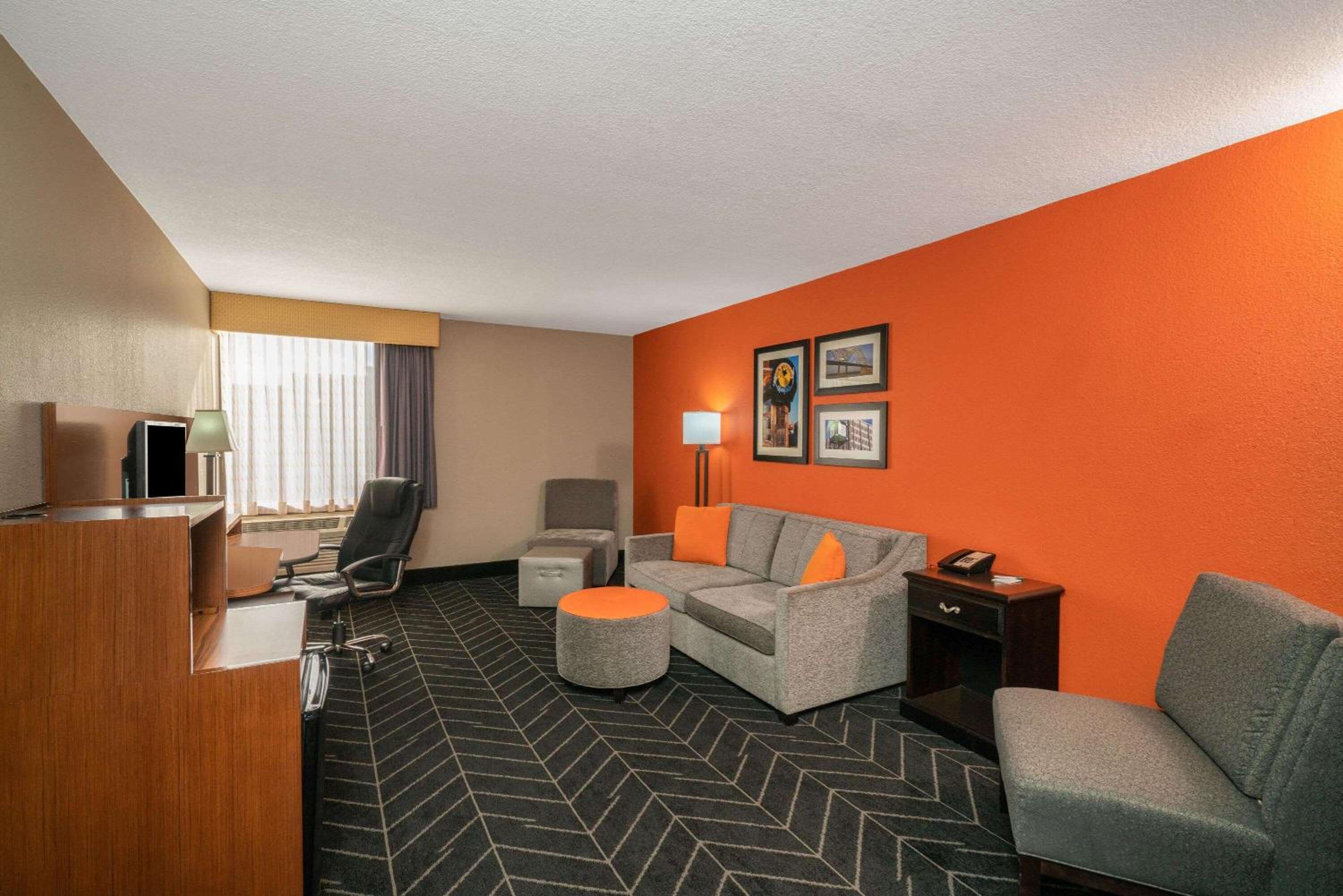Deluxe Family Suite - Non-Smoking - Photo 3
