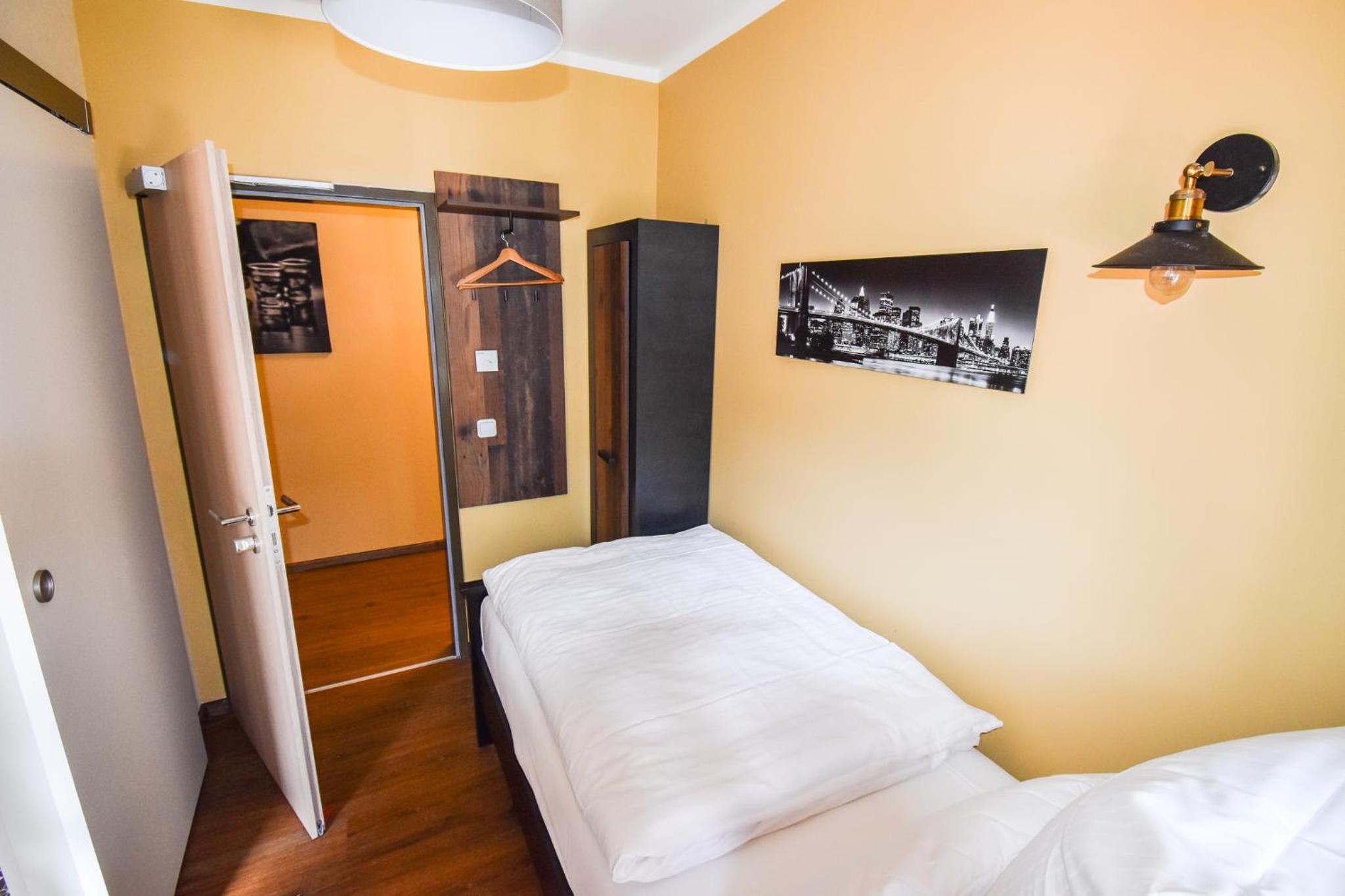 Single Room with Bathroom photo 1