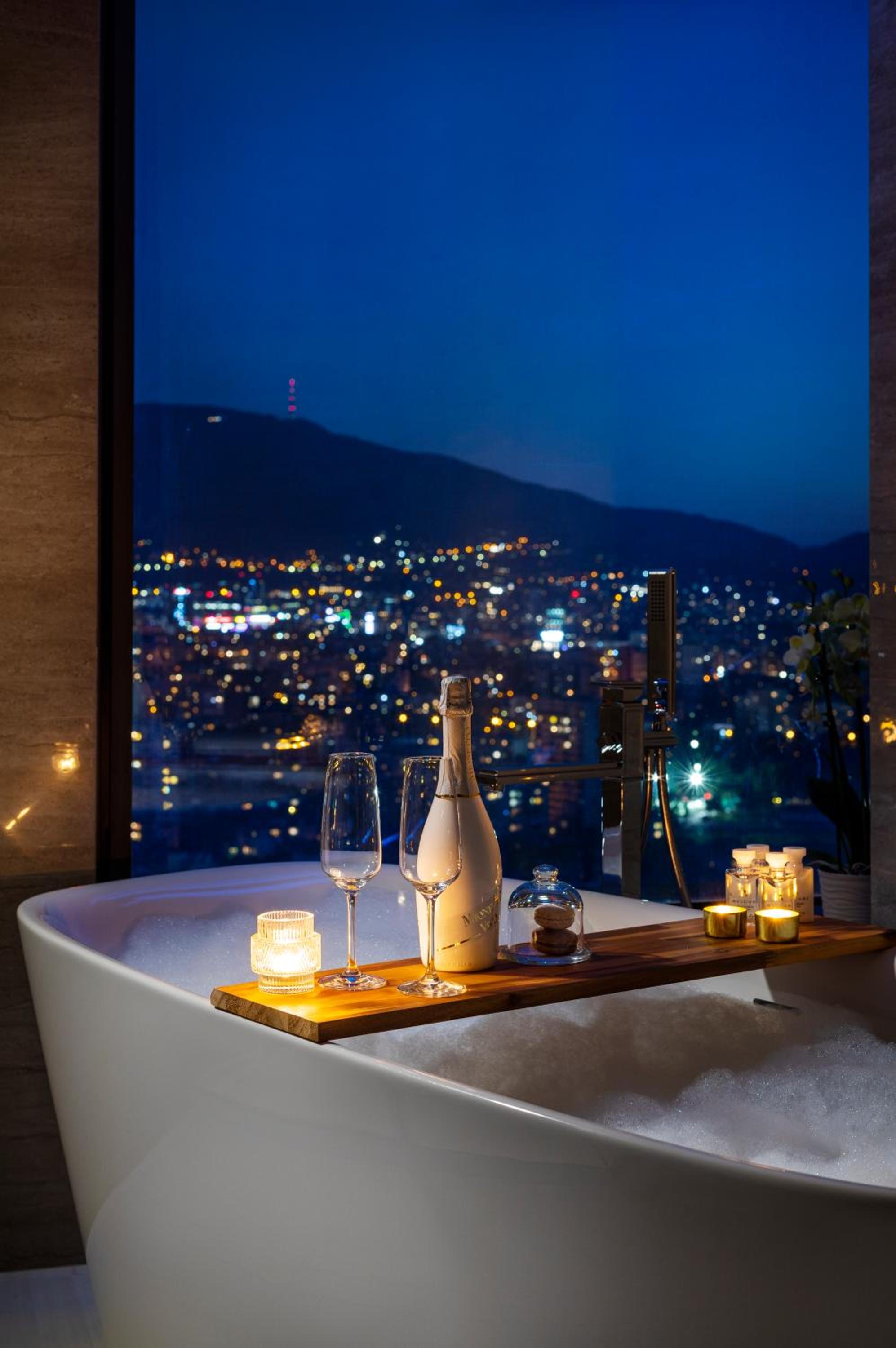 Signature Suite - Photo 5