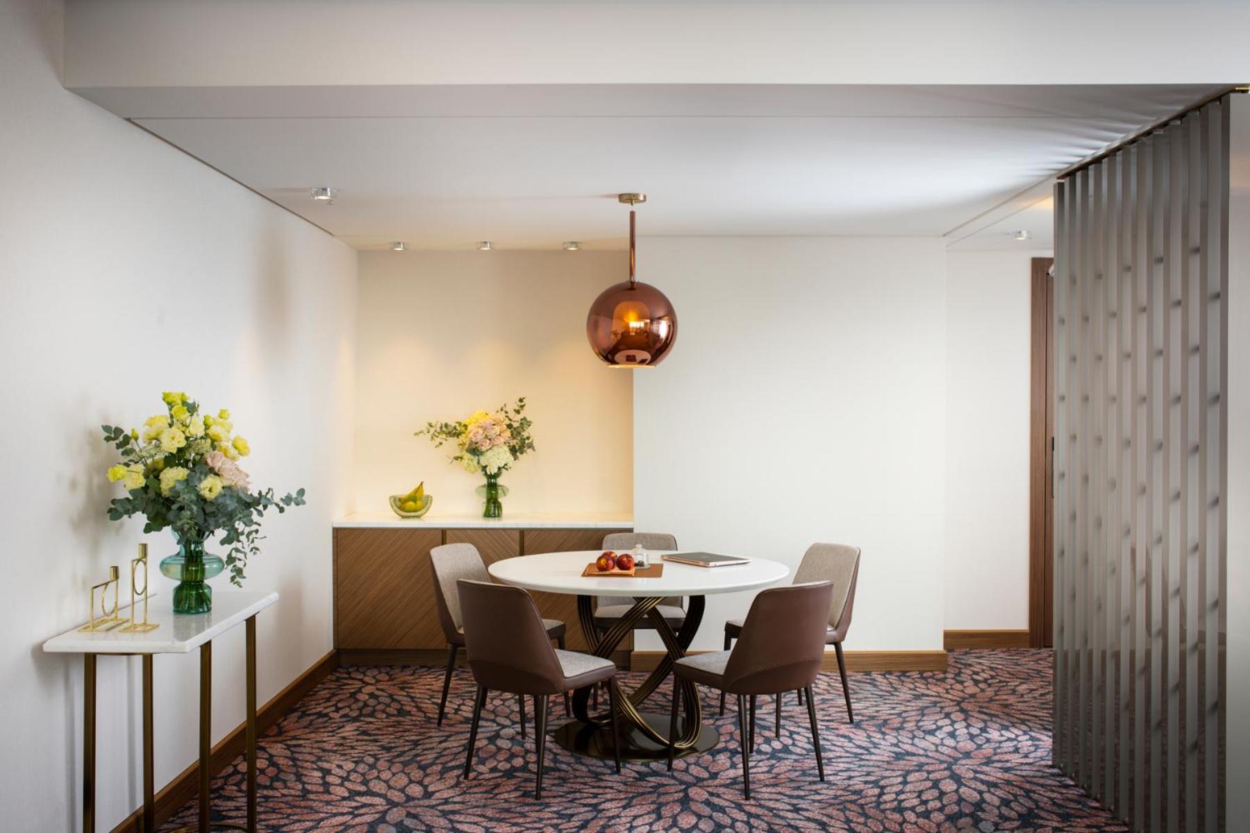 Executive Suite - Photo 2