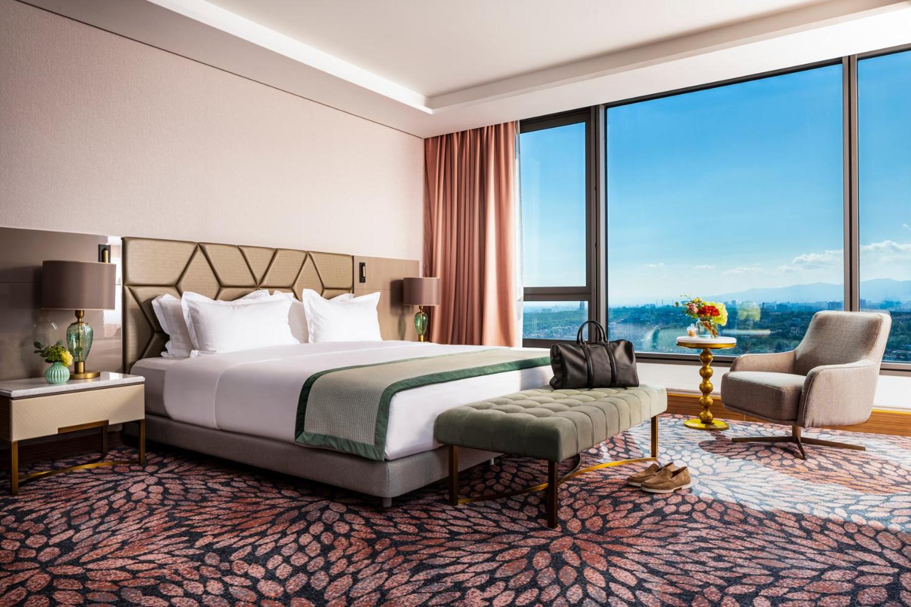 Signature Suite - Photo 3