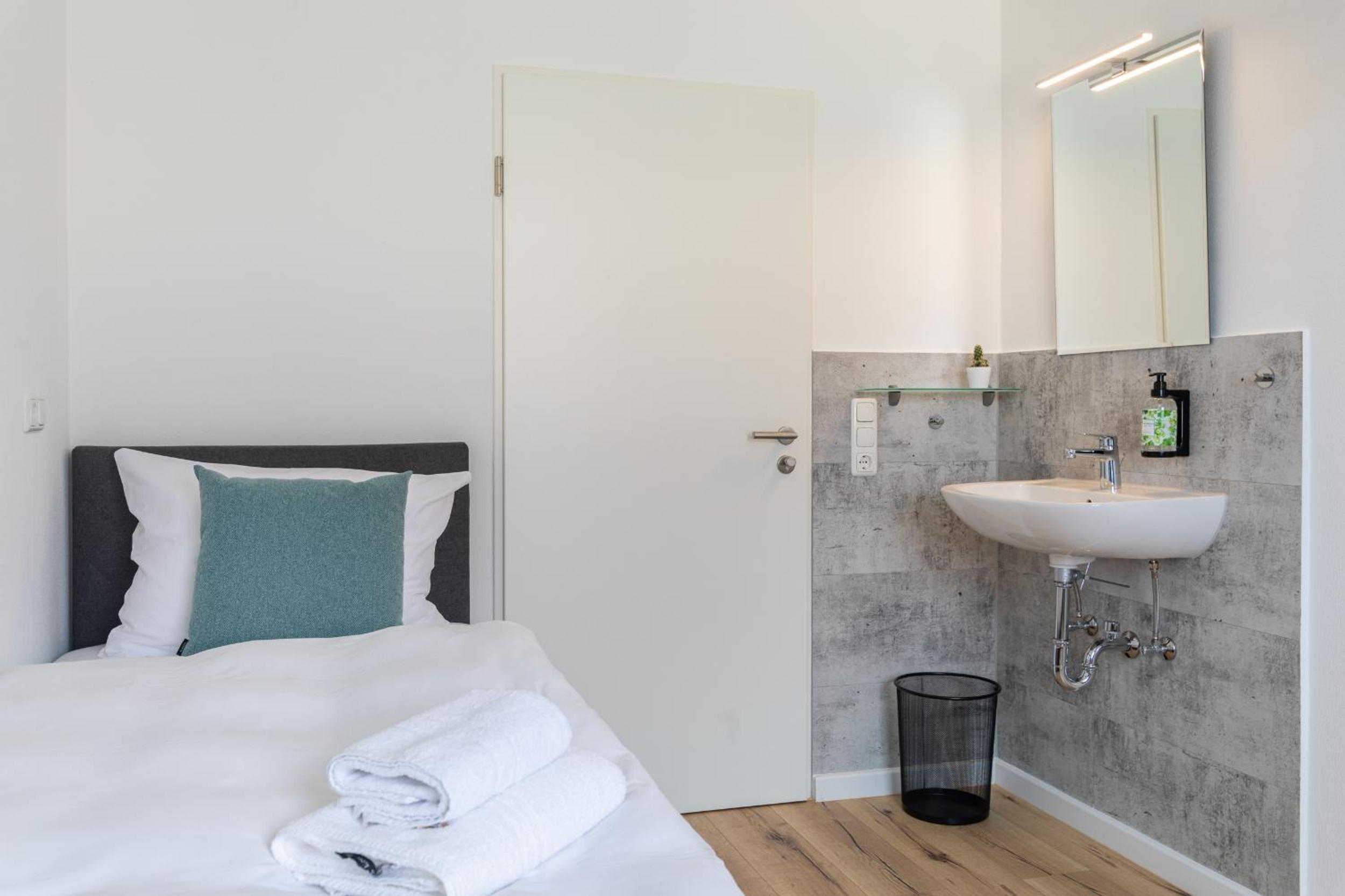 Single Room with Shared Shower and Toilet photo 1