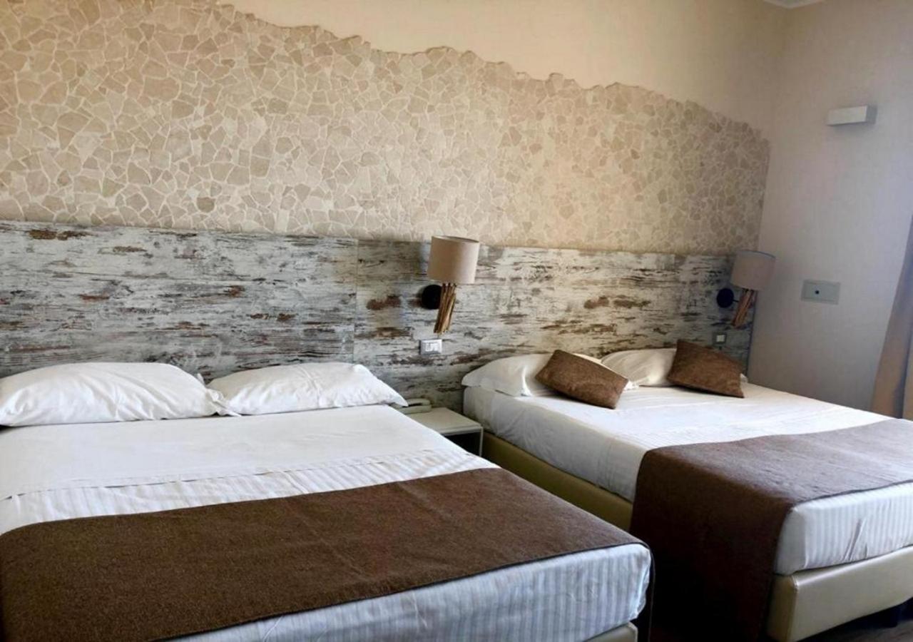 Queen Room with Two Queen Beds - Photo 11