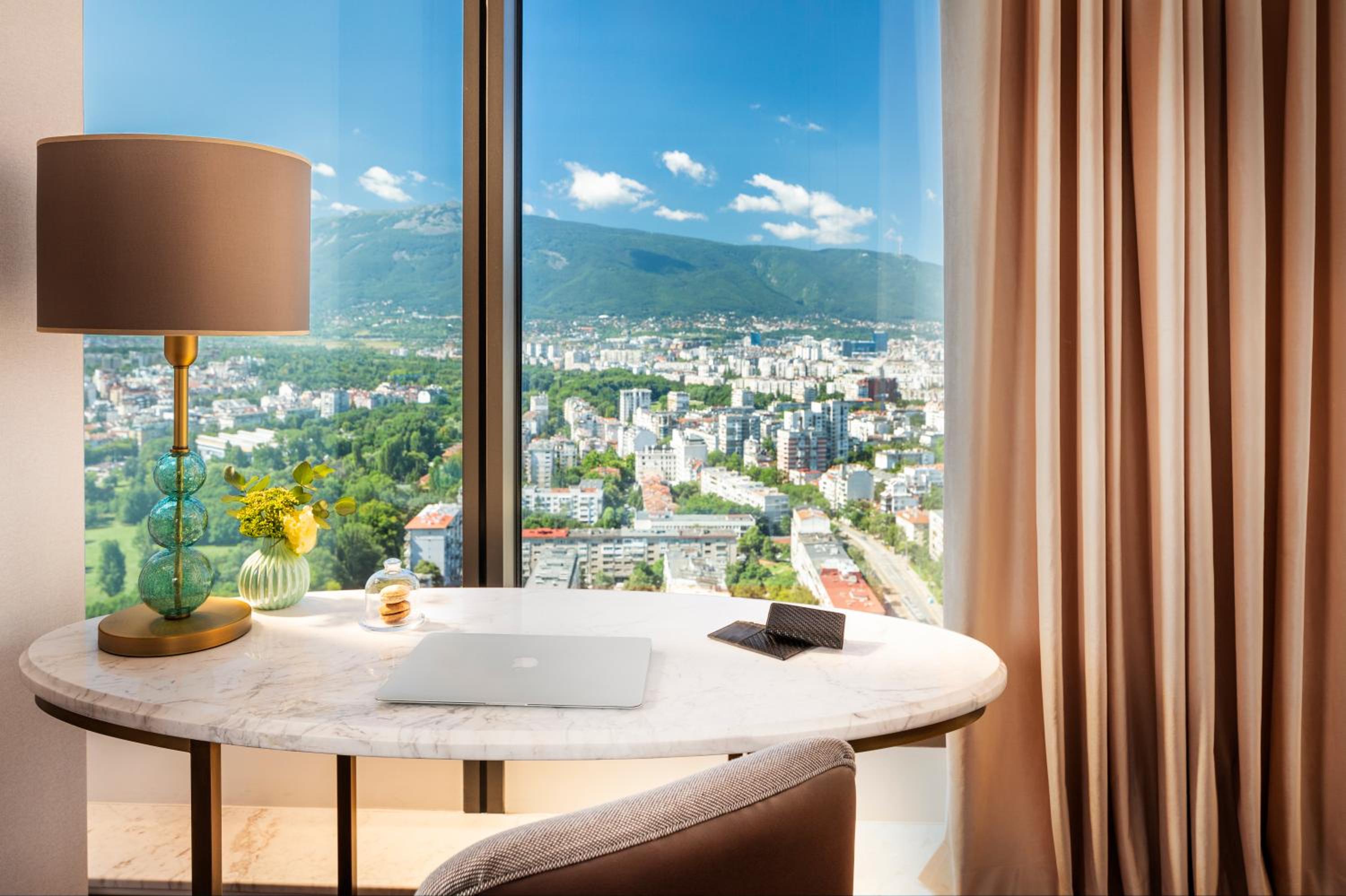 Signature Suite - Photo 2