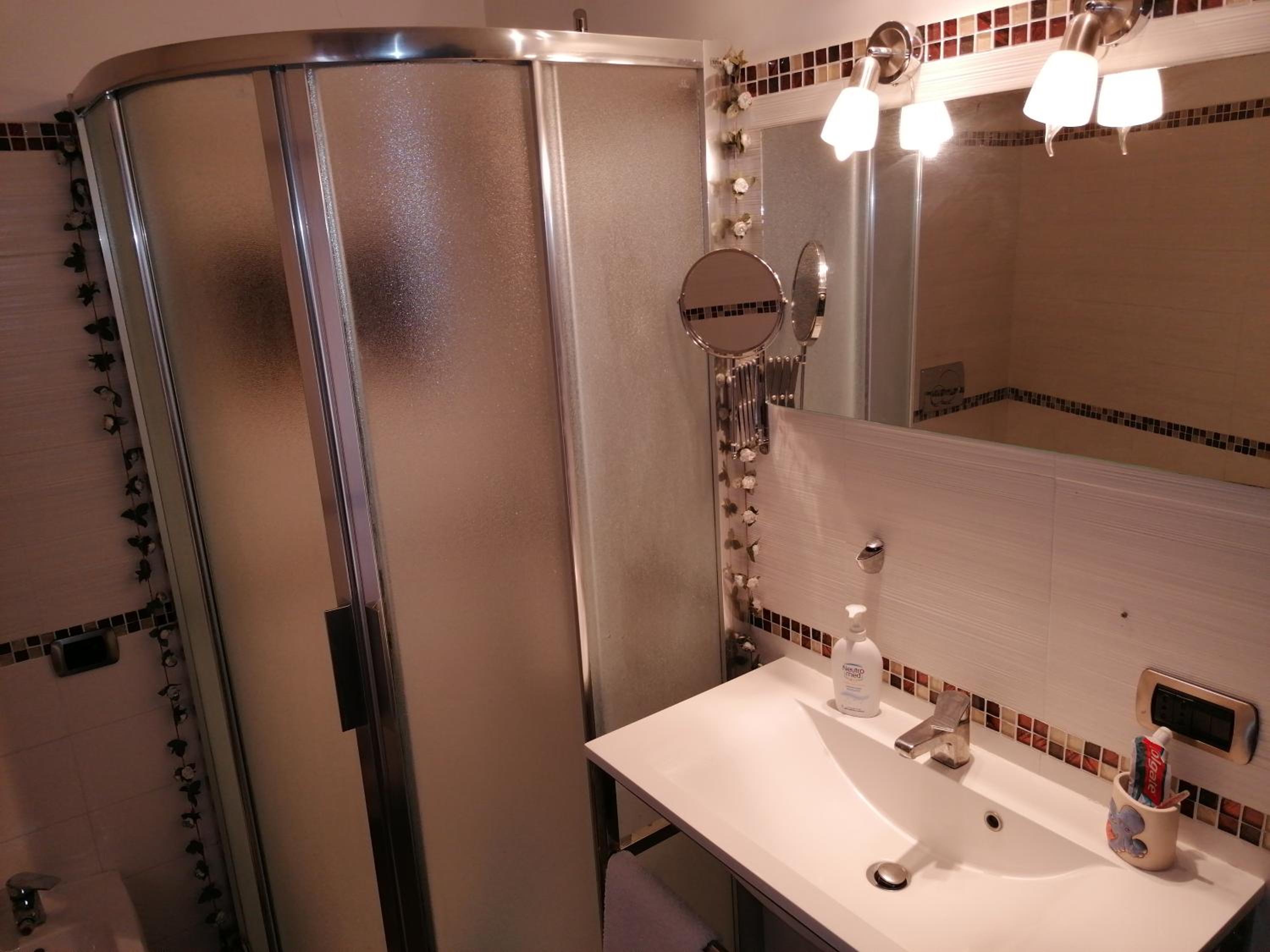 Double Room with Private Bathroom - Photo 63