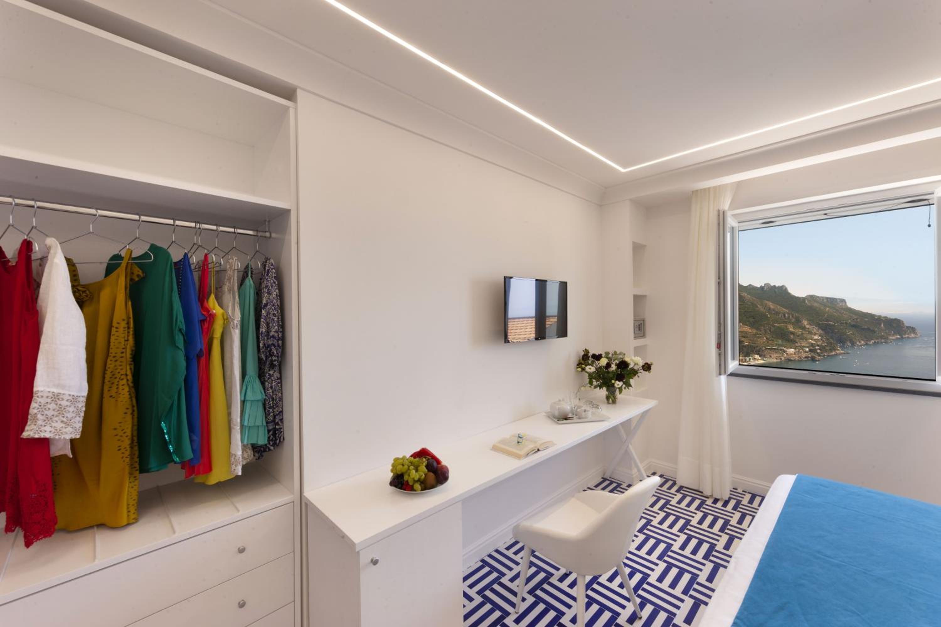 Quadruple Room with Sea View - Photo 3