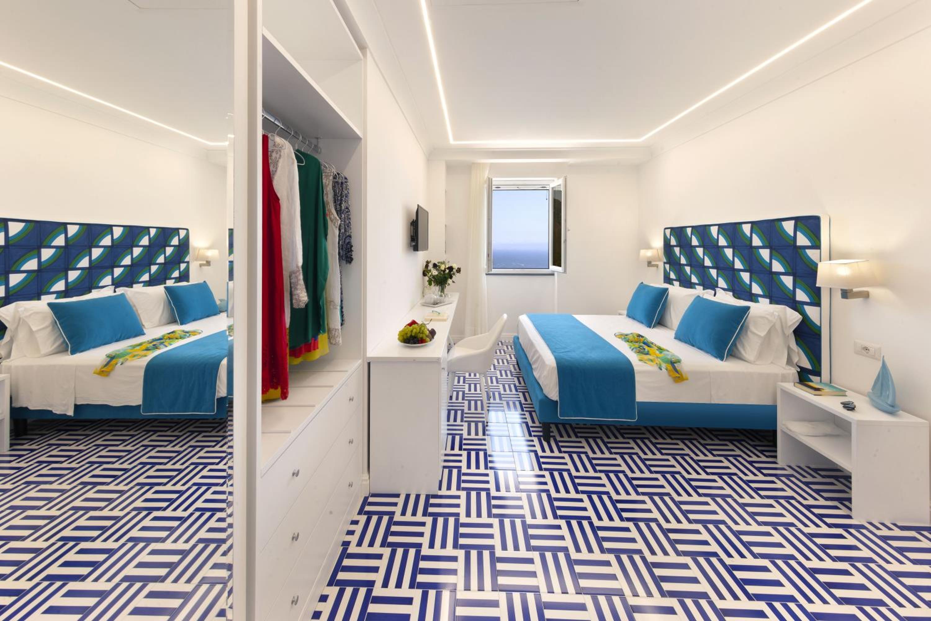 Quadruple Room with Sea View - Photo 11