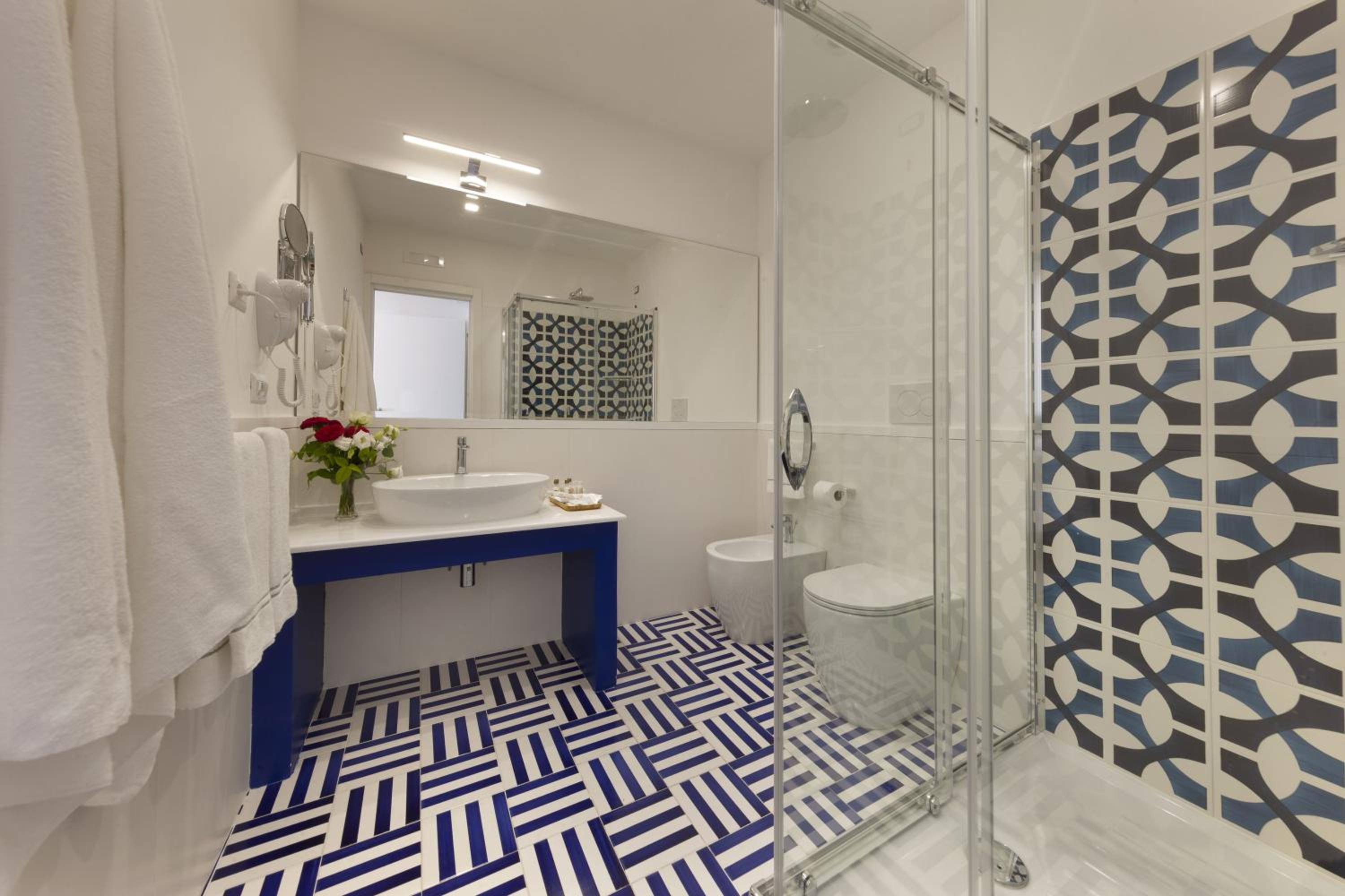 Quadruple Room with Sea View - Photo 6