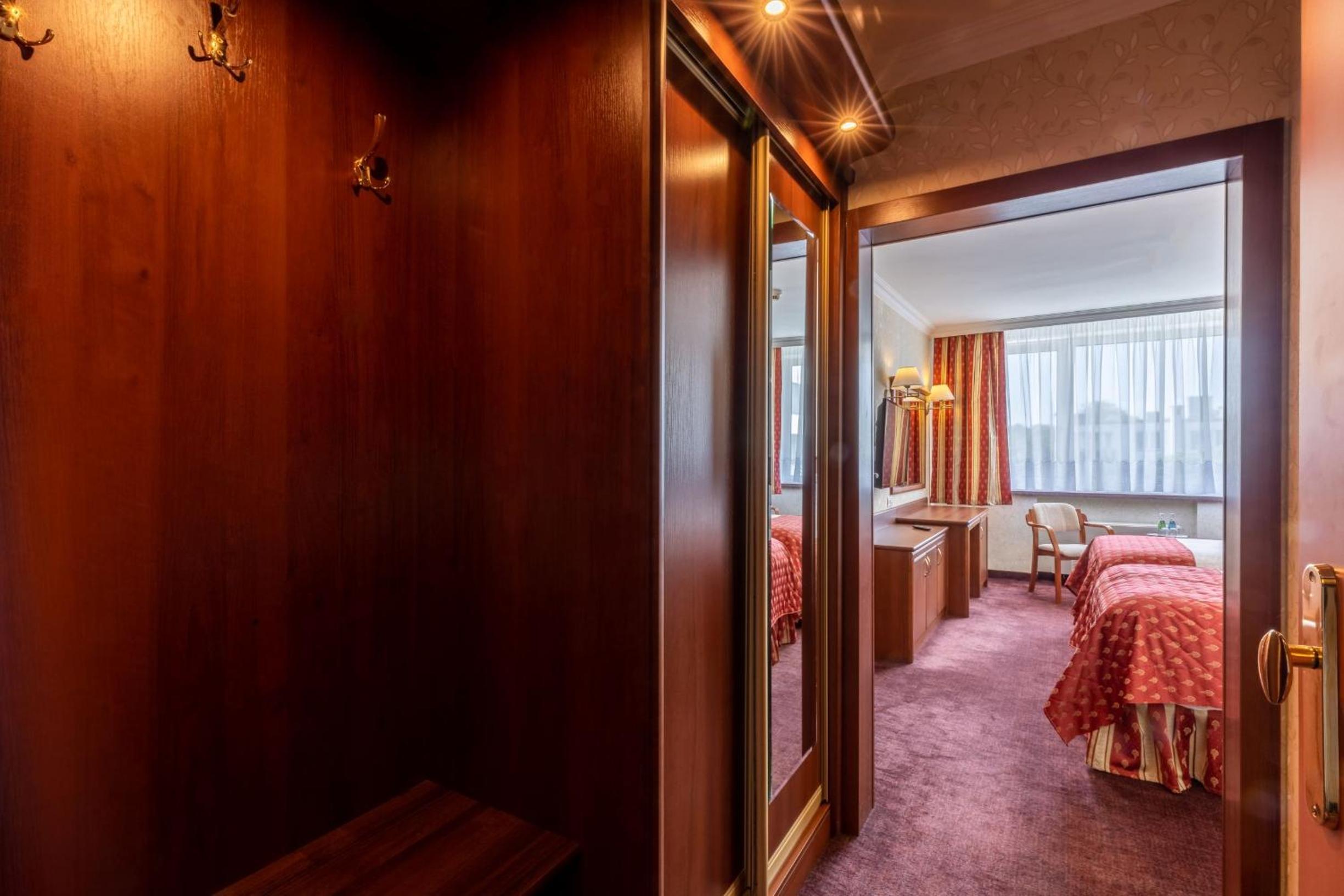 Twin Room - Photo 8