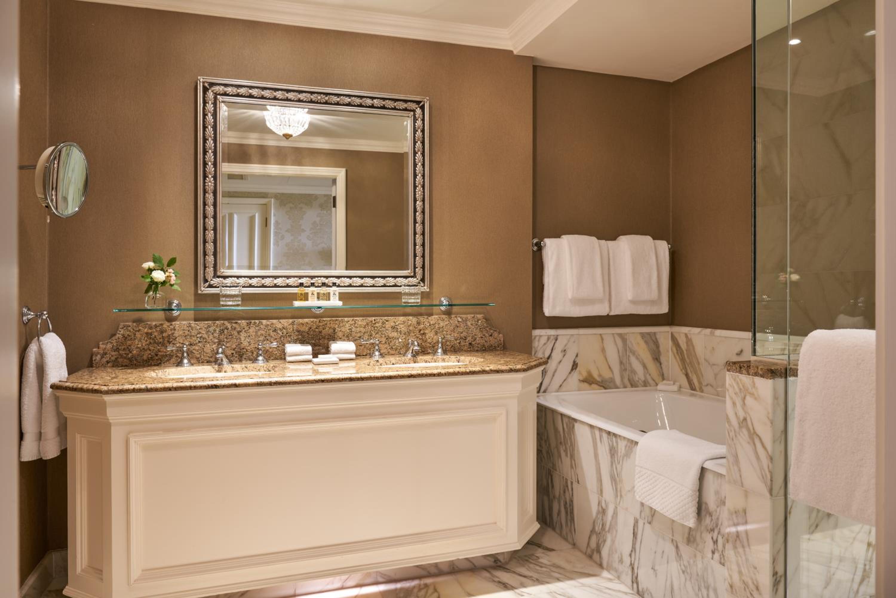 One bedroom suite with balcony  photo 2