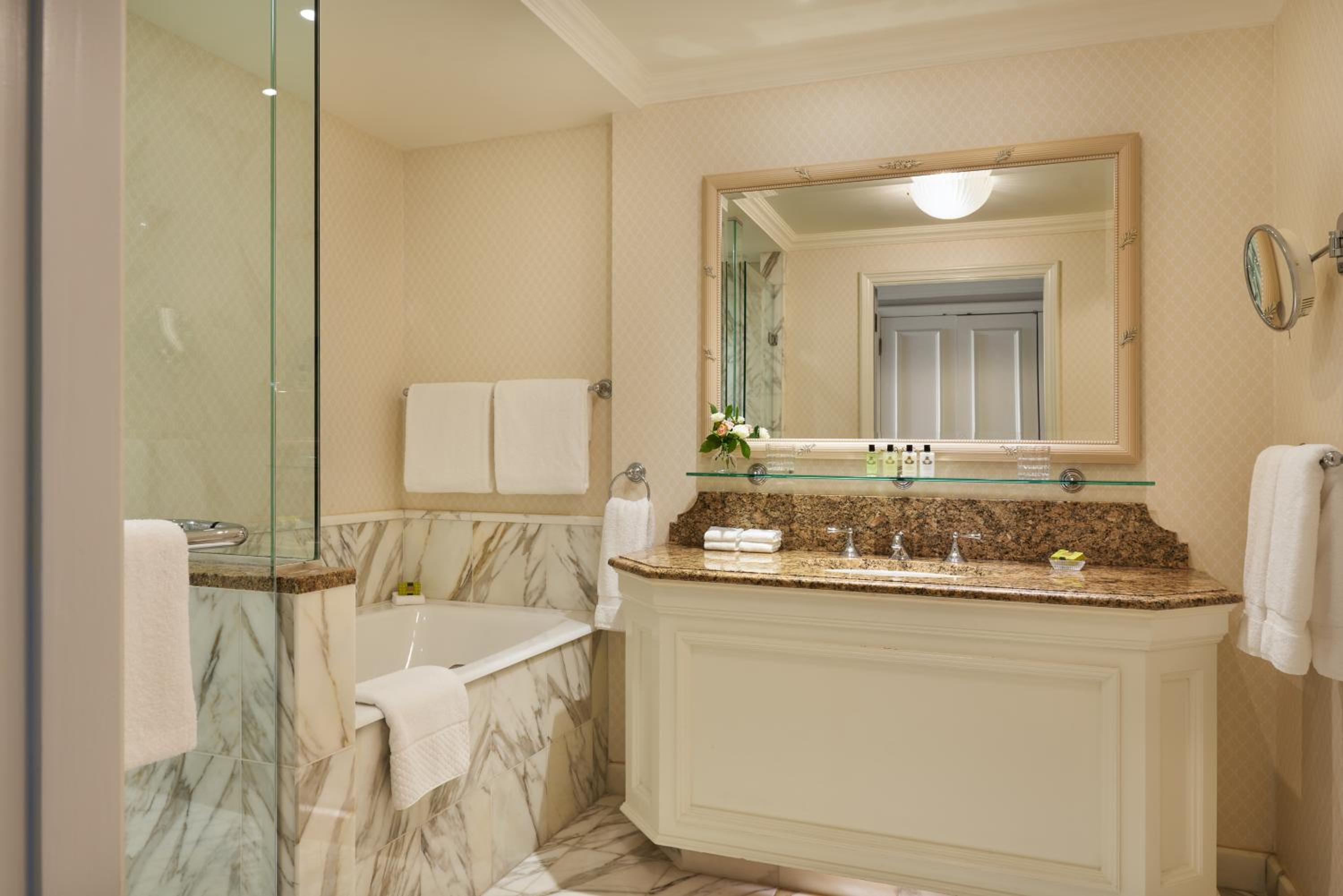 Classic Twin Room with Courtyard View photo 2