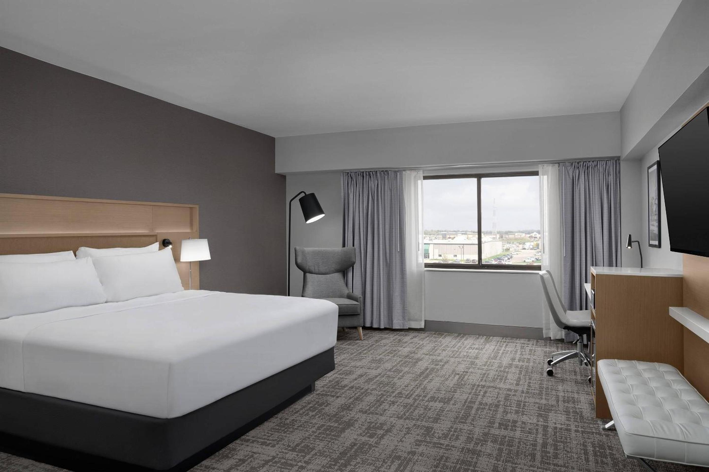 King Room with Roll-In Shower - Disability Access/Non Smoking
