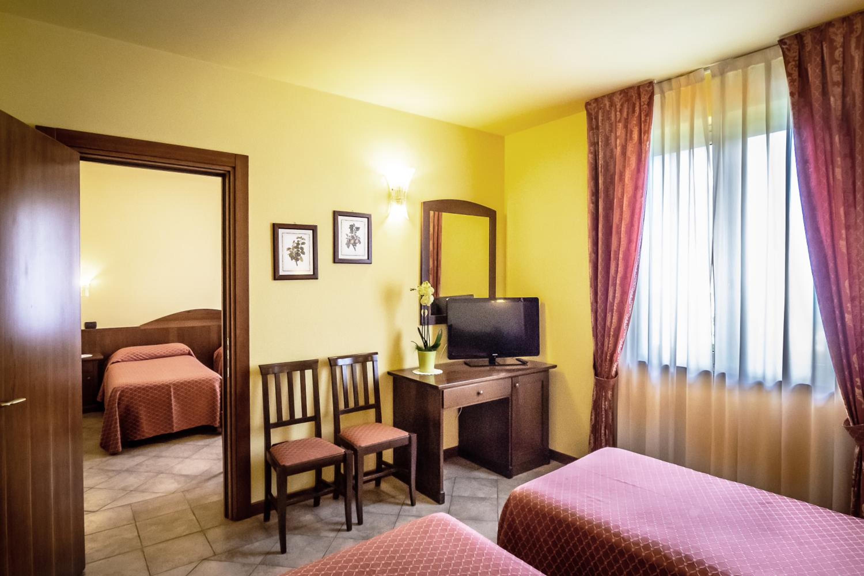 Double or Twin Room - Photo 12