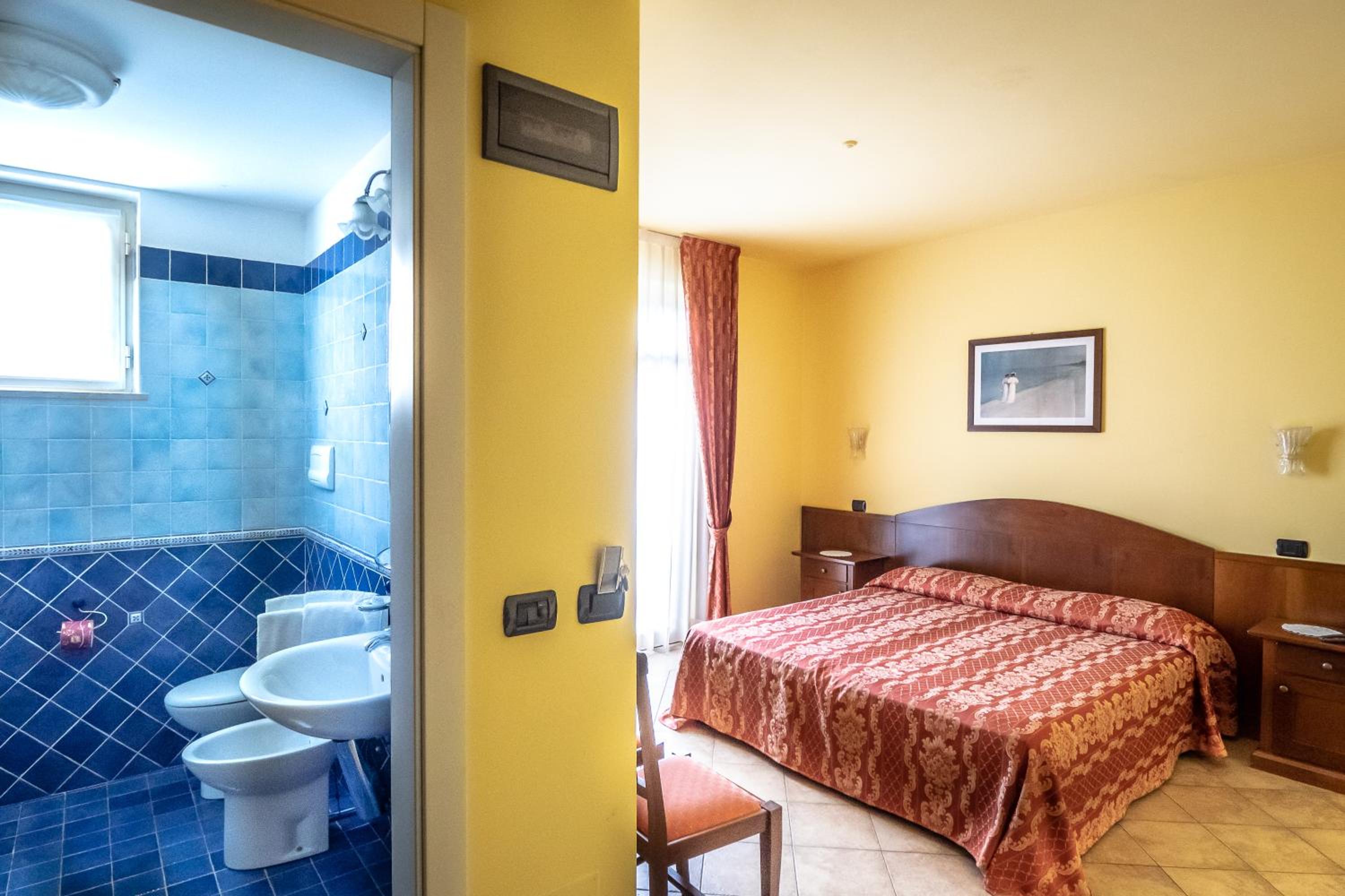 Double or Twin Room - Photo 4