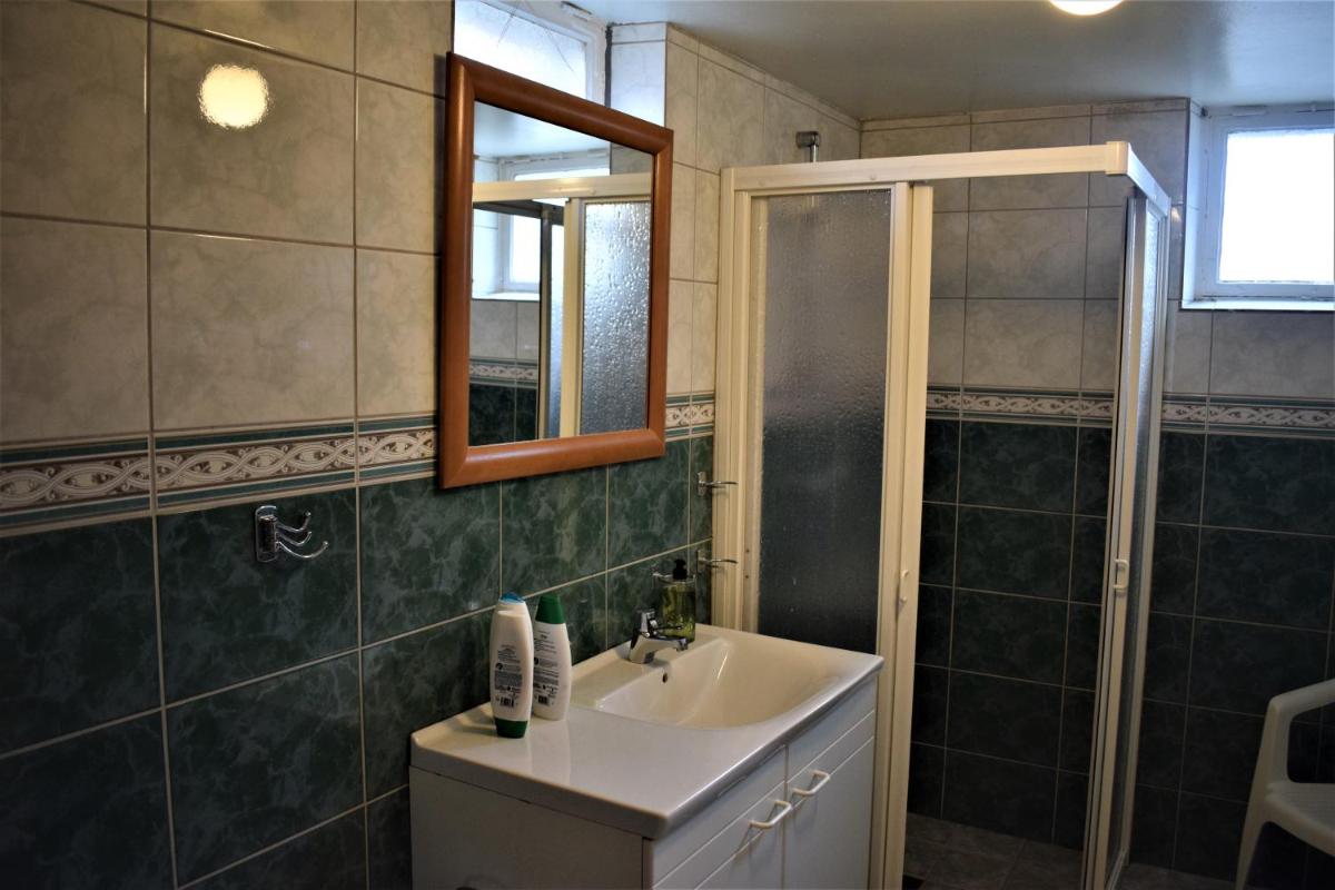 Standard Twin Room with Shared Bathroom photo 1