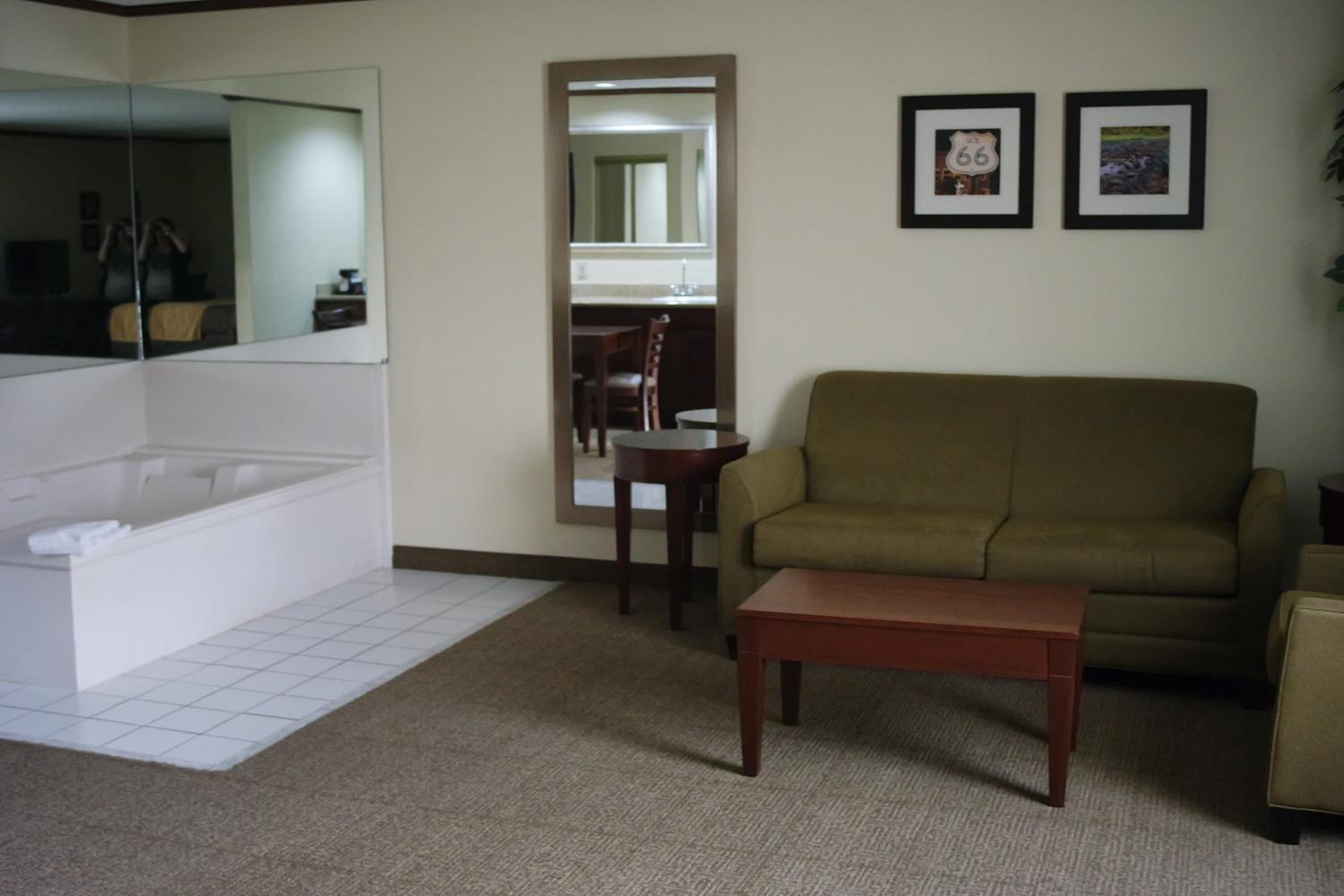 Efficiency King Suite with Whirlpool - Non-Smoking - Photo 4
