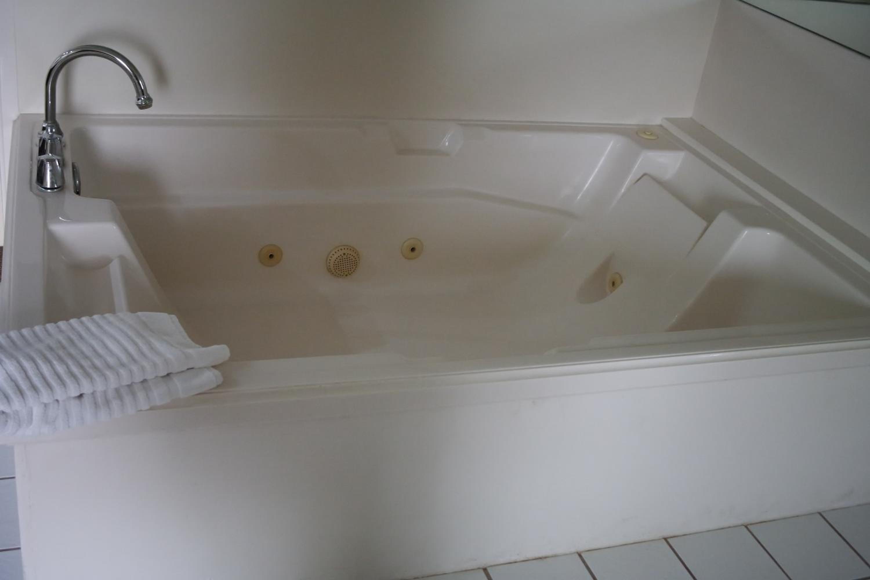 Efficiency King Suite with Whirlpool - Non-Smoking - Photo 2