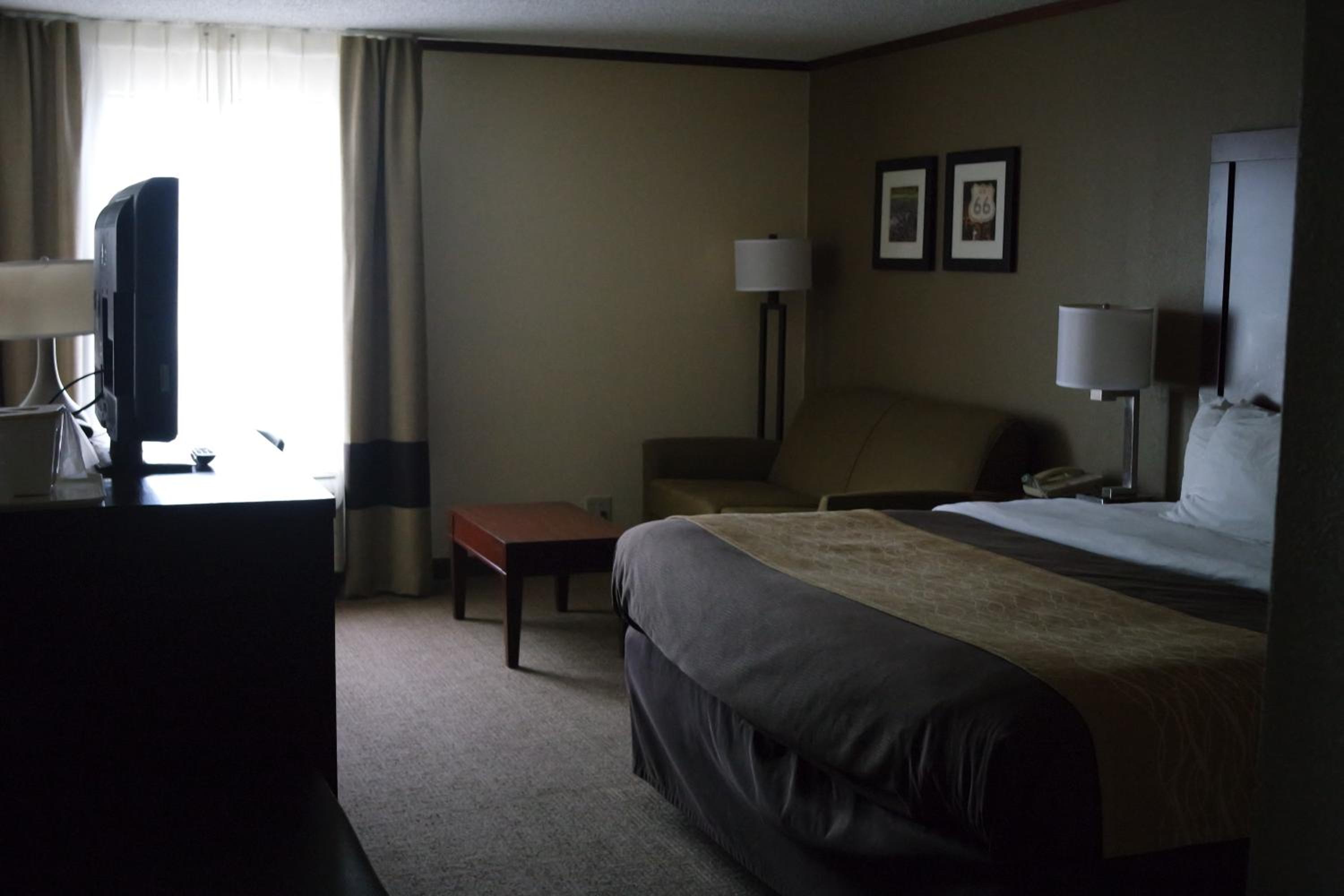 Efficiency King Suite with Whirlpool - Non-Smoking - Photo 1