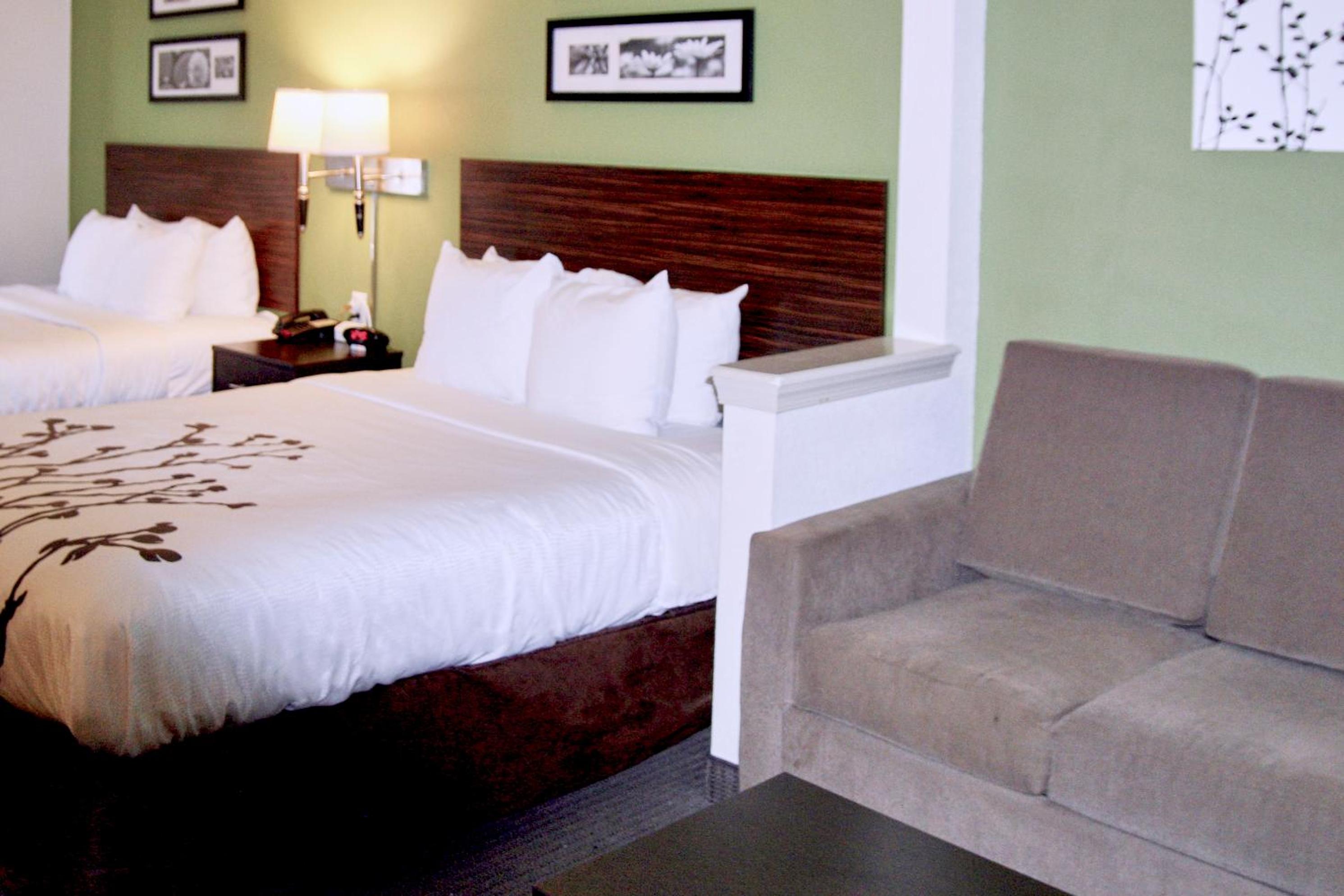 Queen Room with Two Queen Beds - Non-Smoking - Photo 1