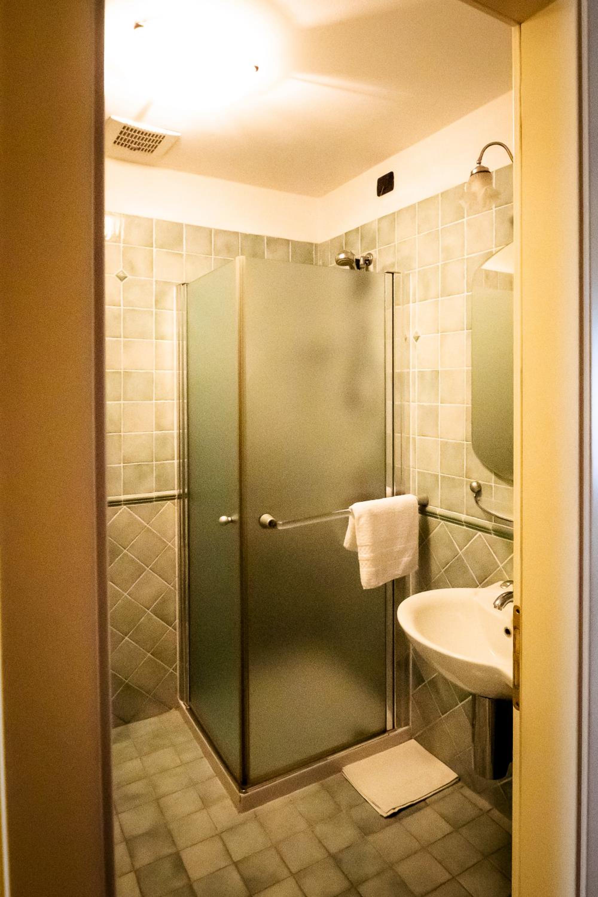 Double or Twin Room - Photo 3