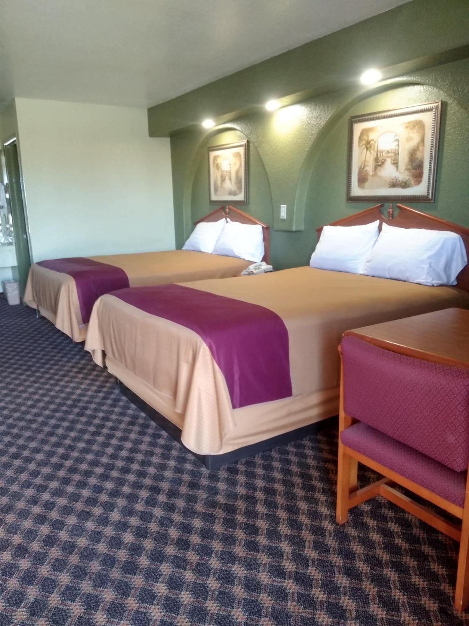 Double Room with Two Double Beds - Photo 2