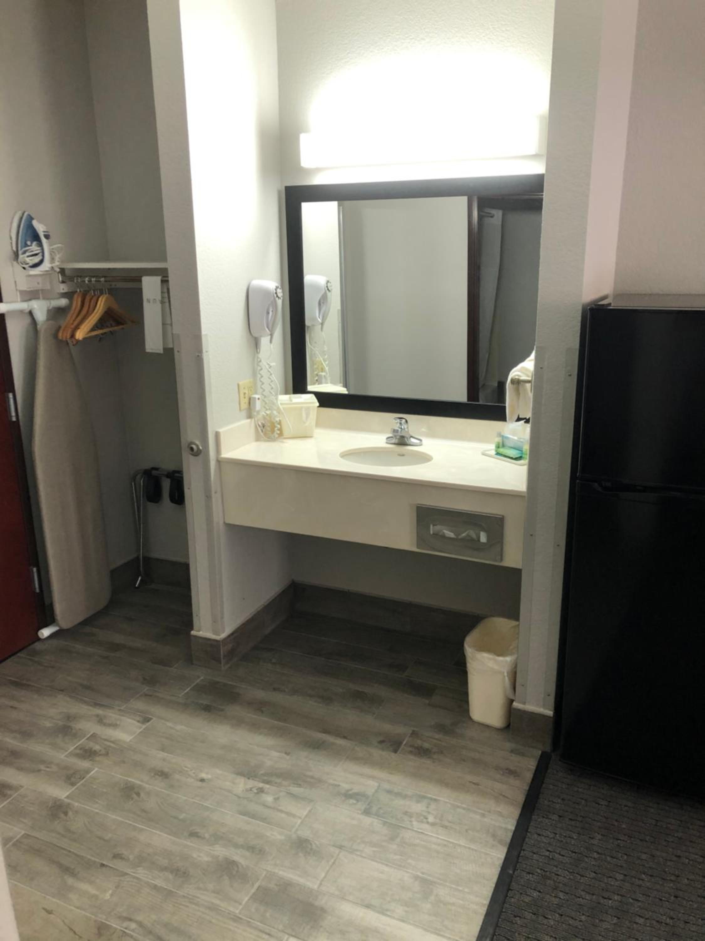 Queen Suite - Photo 2