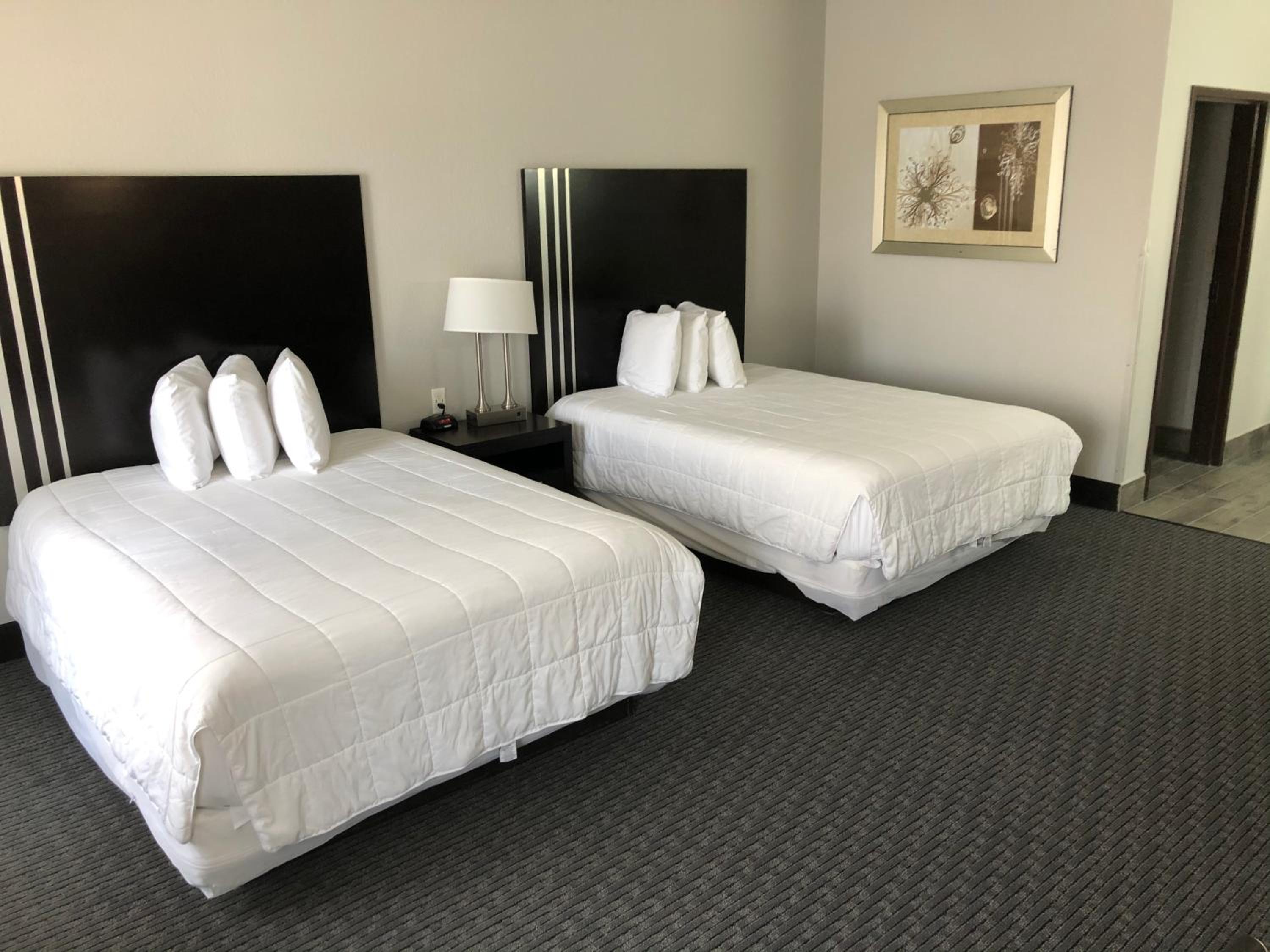 Queen Room with Two Queen Beds - Photo 3