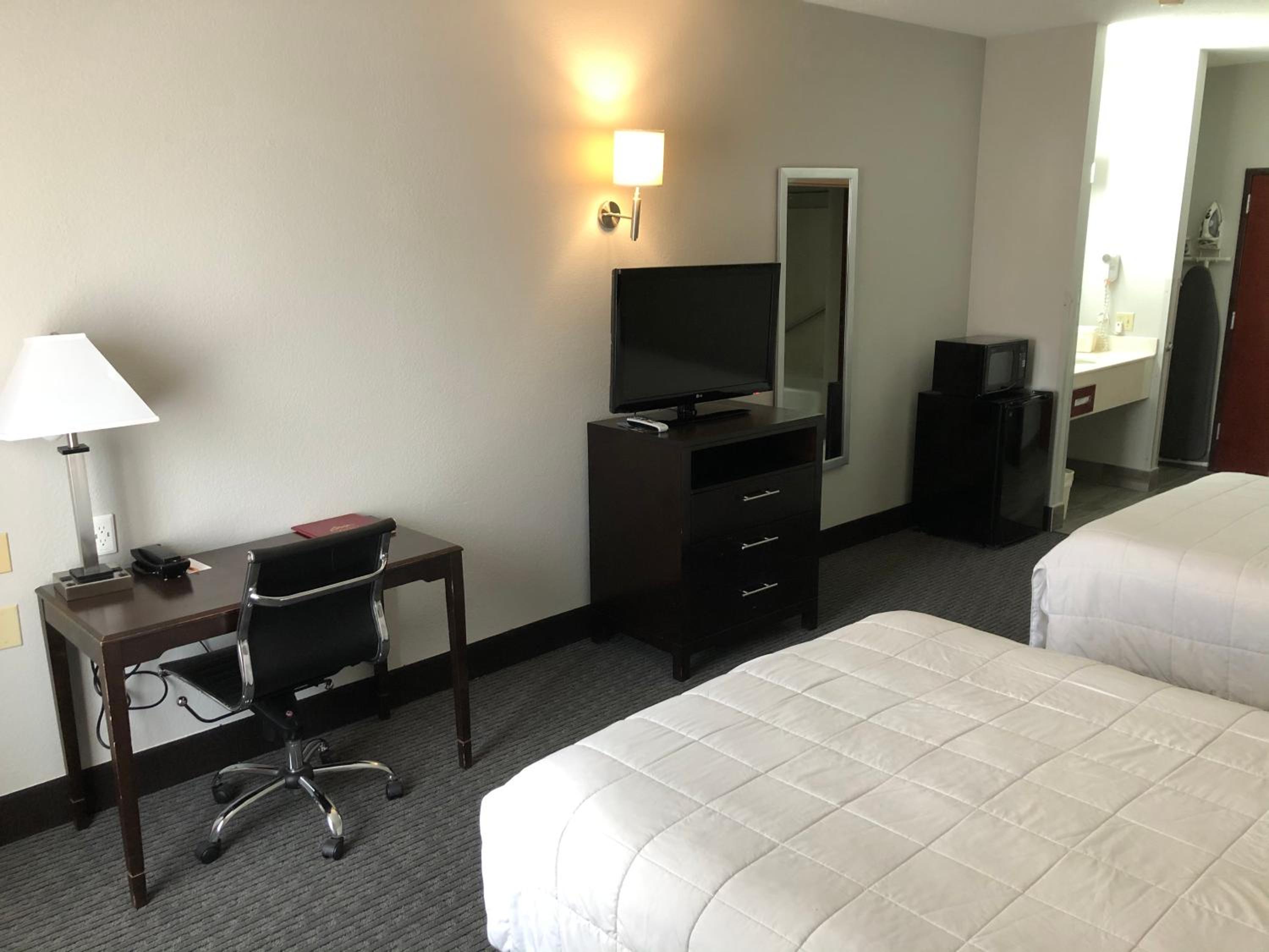 Queen Room with Two Queen Beds - Photo 4