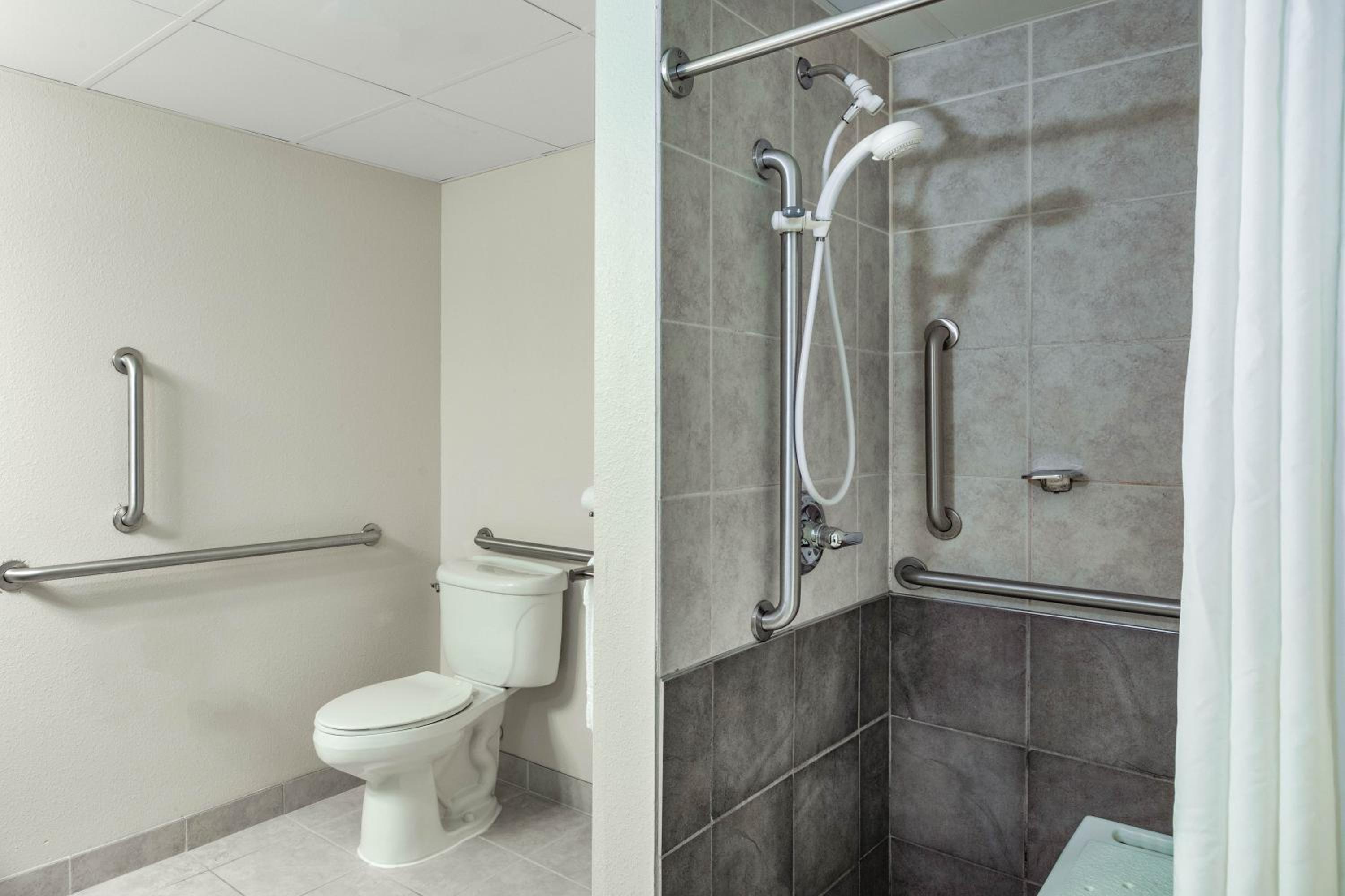 Queen Room - Mobility Access - Photo 5