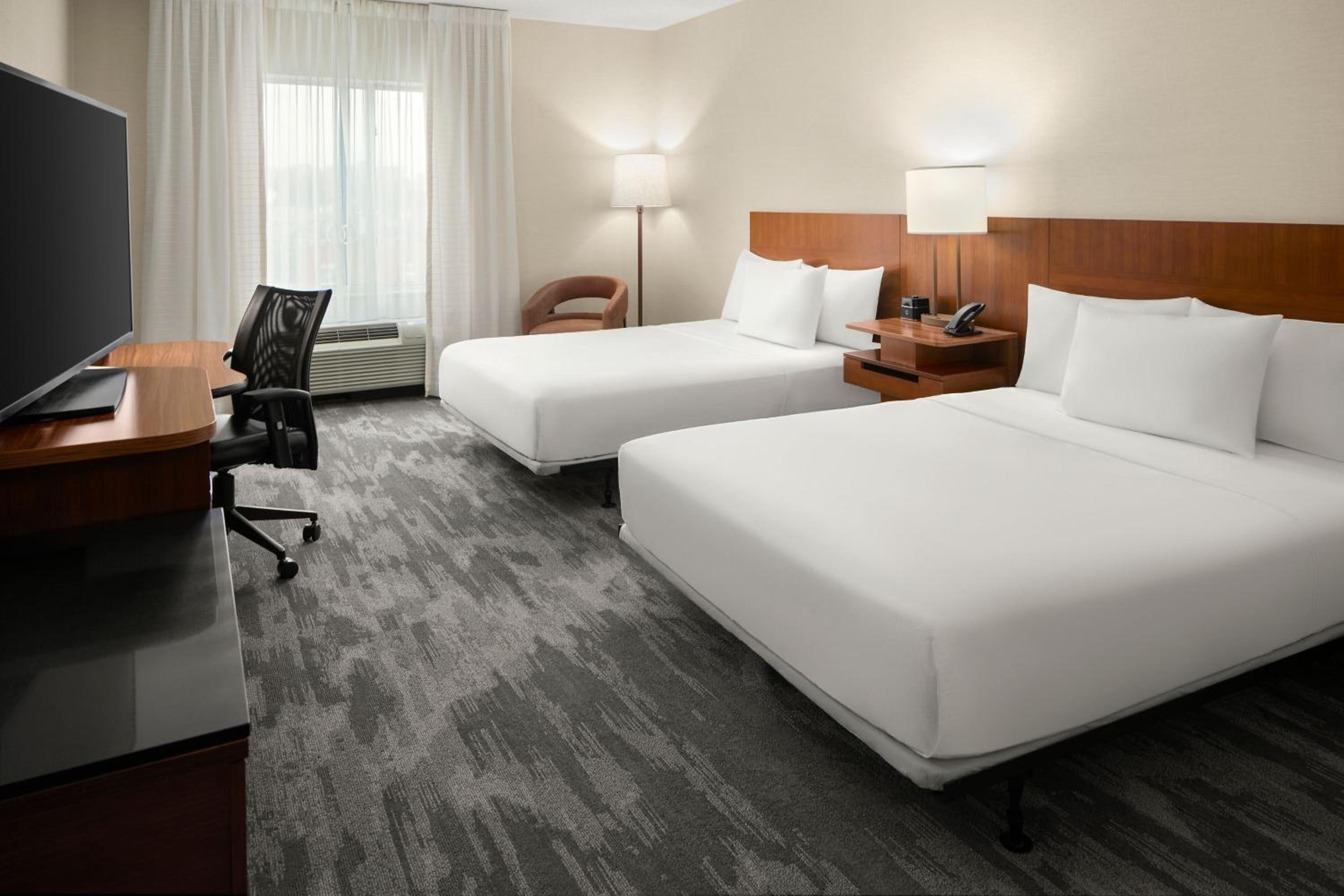 Queen Room with Two Queen Beds and Roll-In Shower - Mobility Access/Hearing Accessible