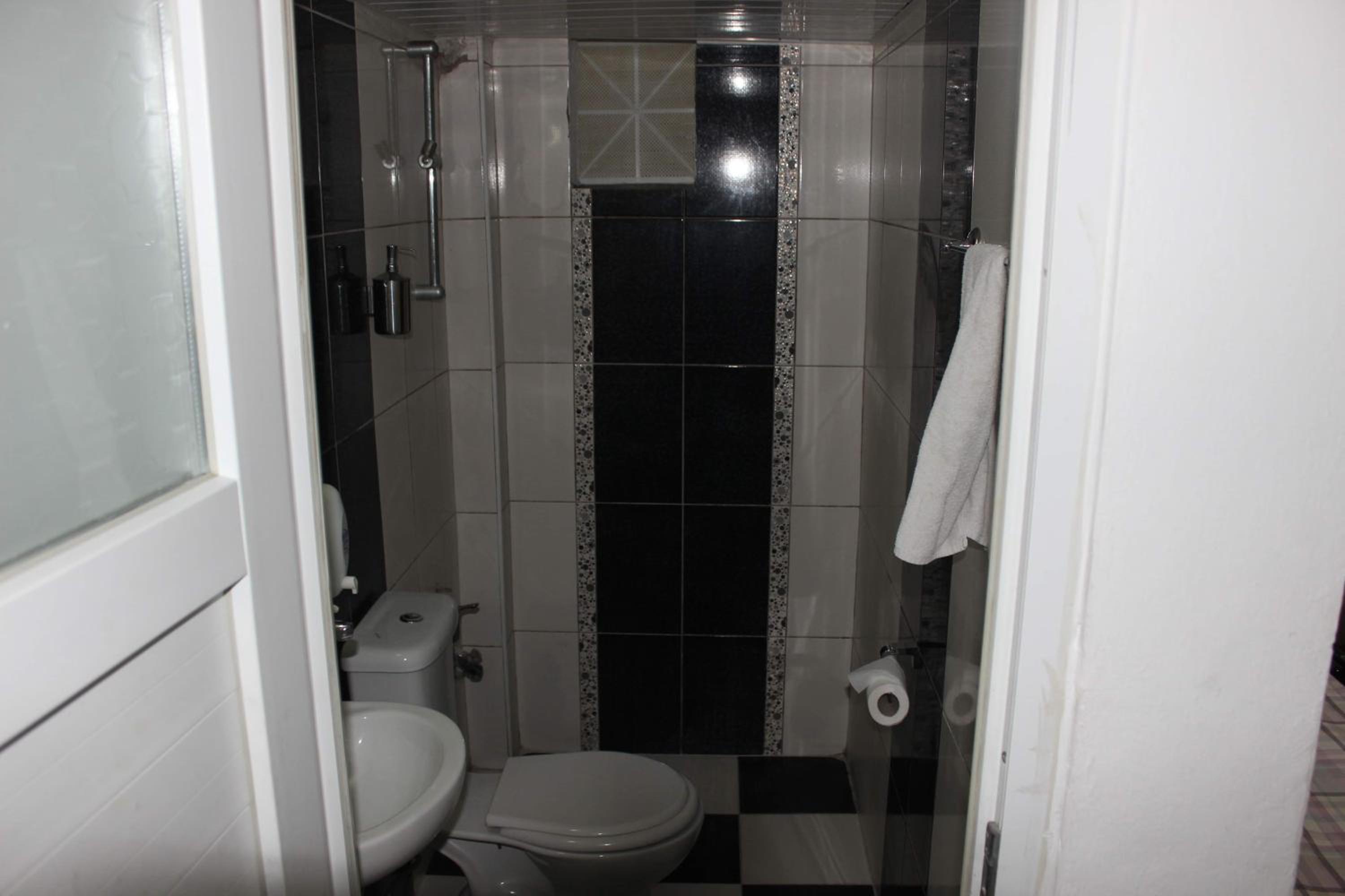 Large Double Room - Photo 3