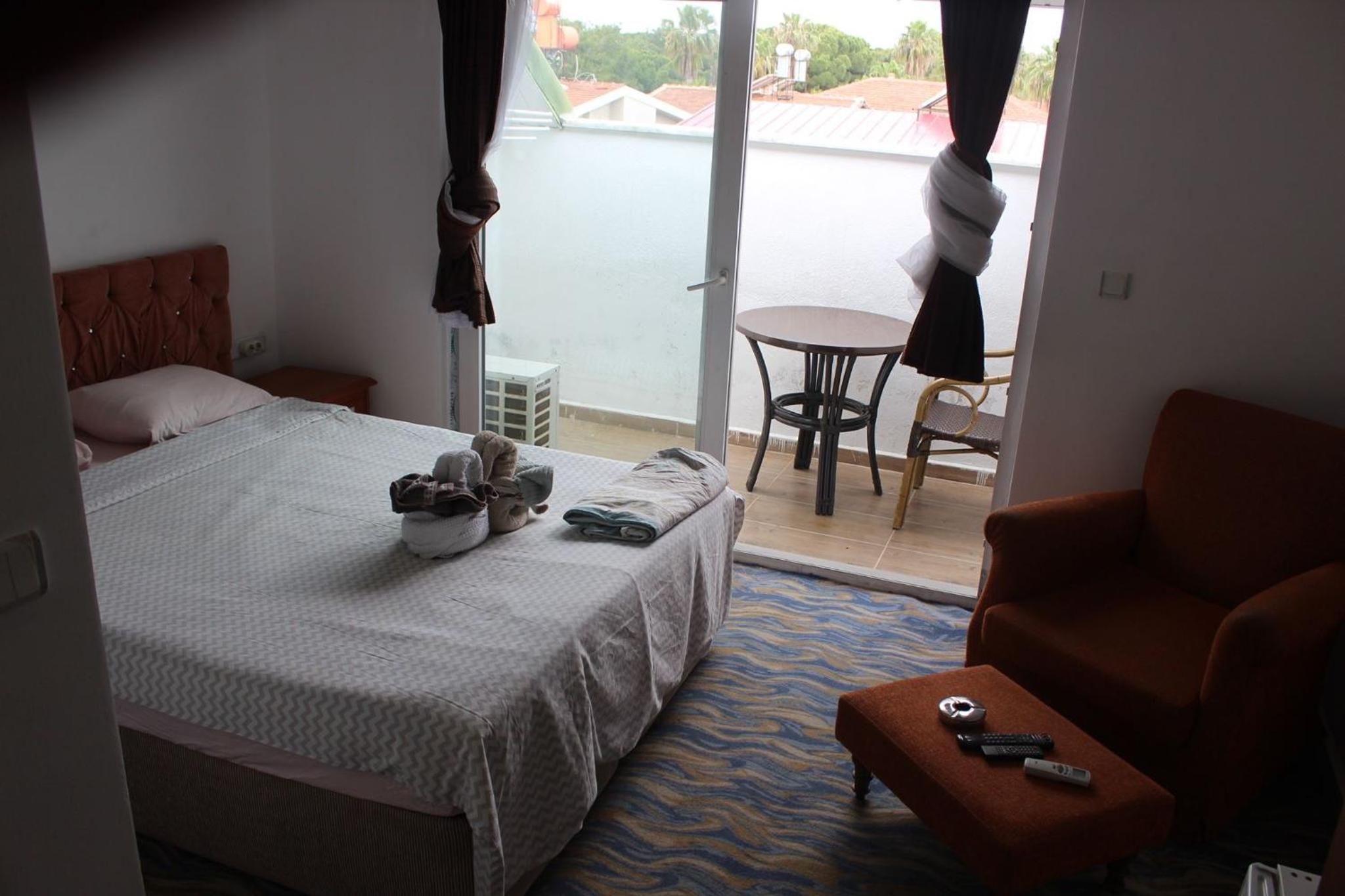 Large Double Room - Photo 4