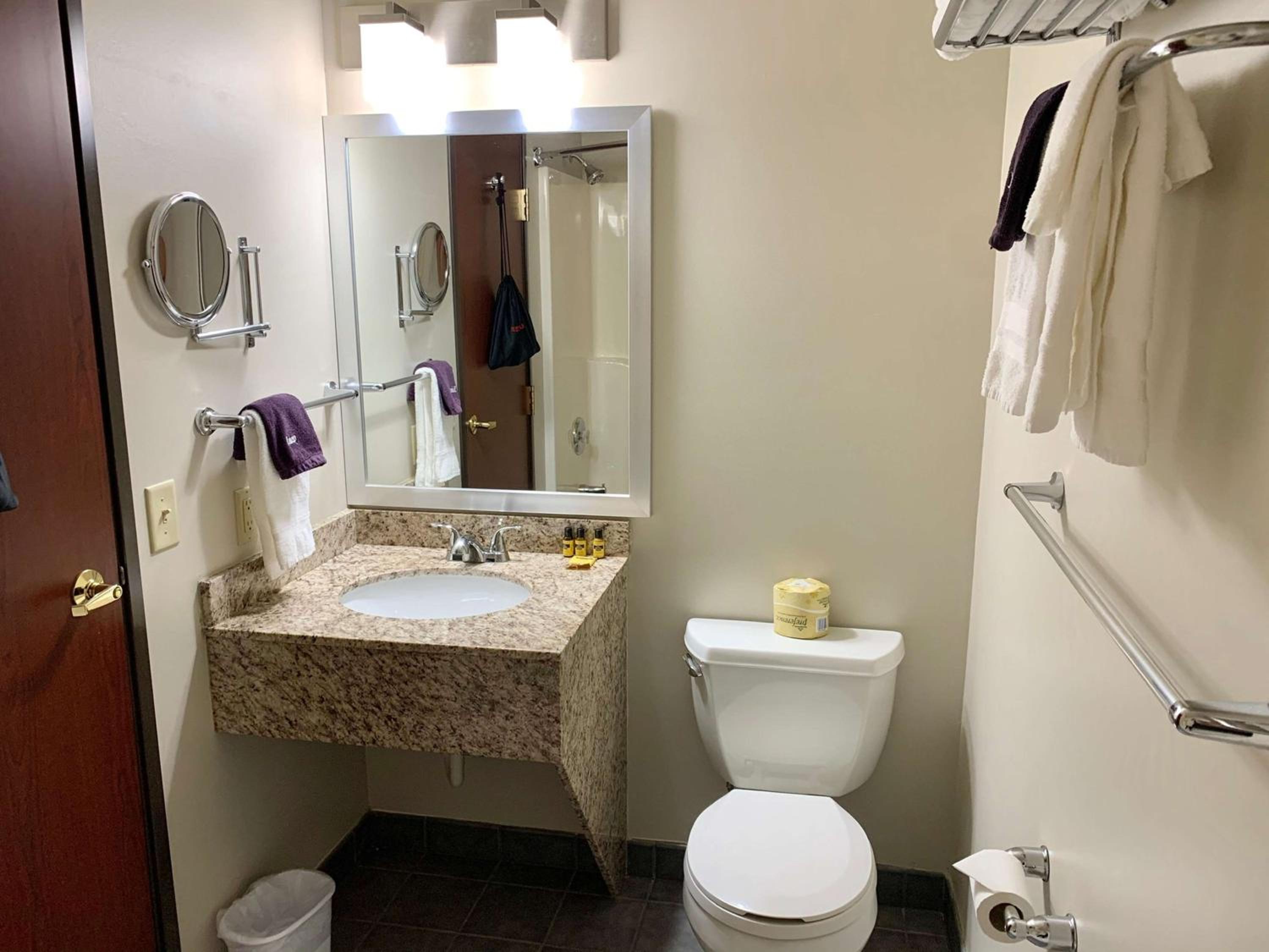 Suite with One King Bed and Two Queen Beds photo 2