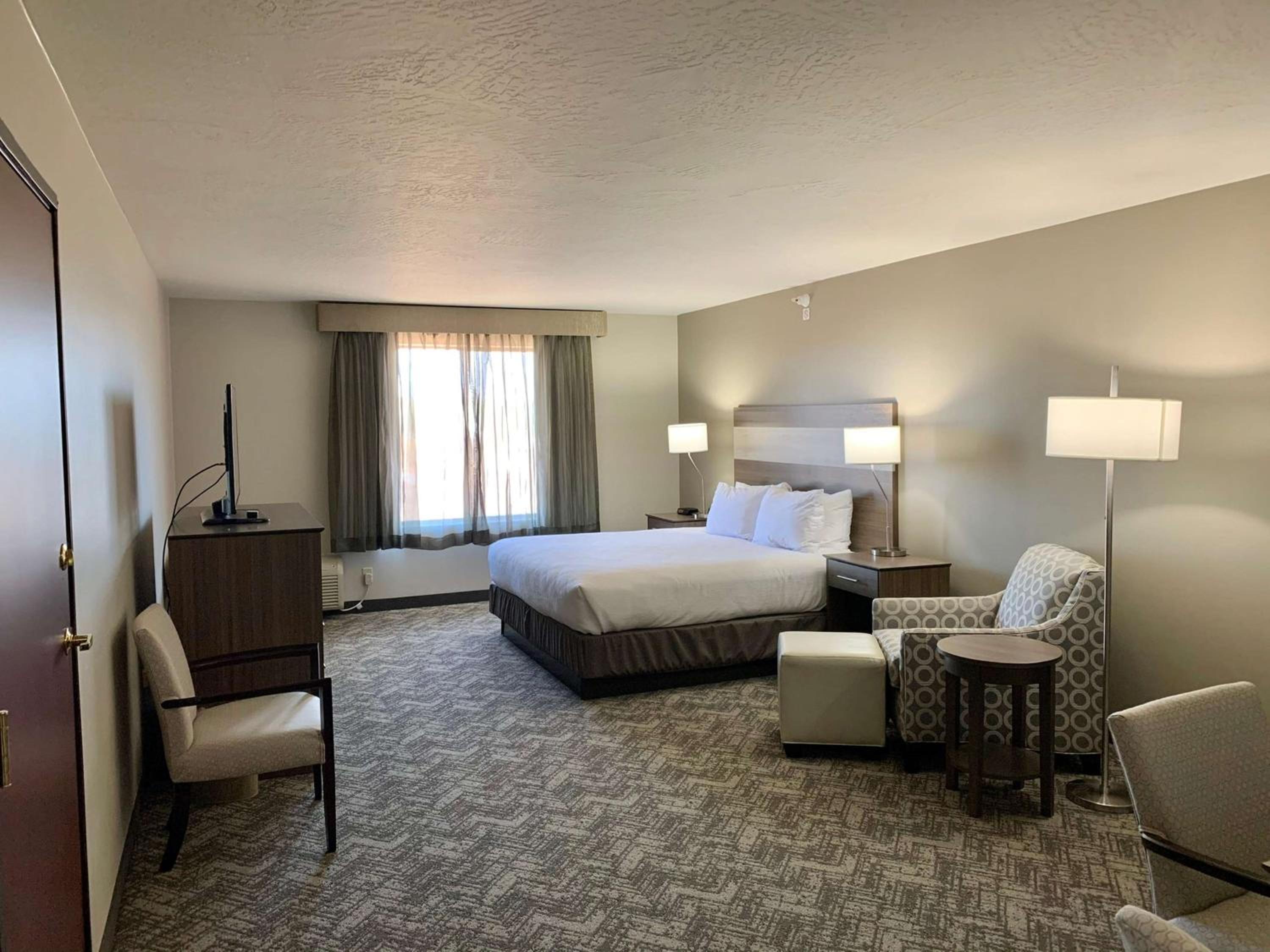 Suite with One King Bed and Two Queen Beds photo 3