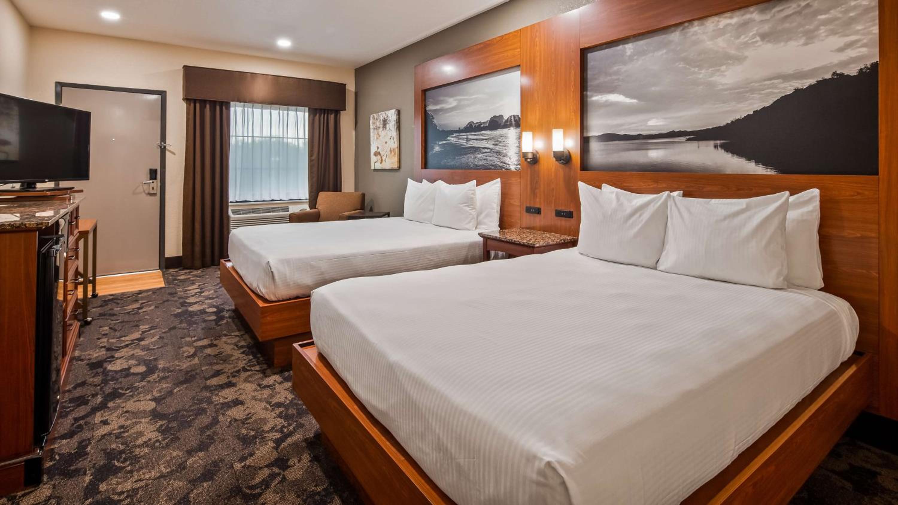 Queen Room with Two Queen Beds - Non-Smoking - Photo 1