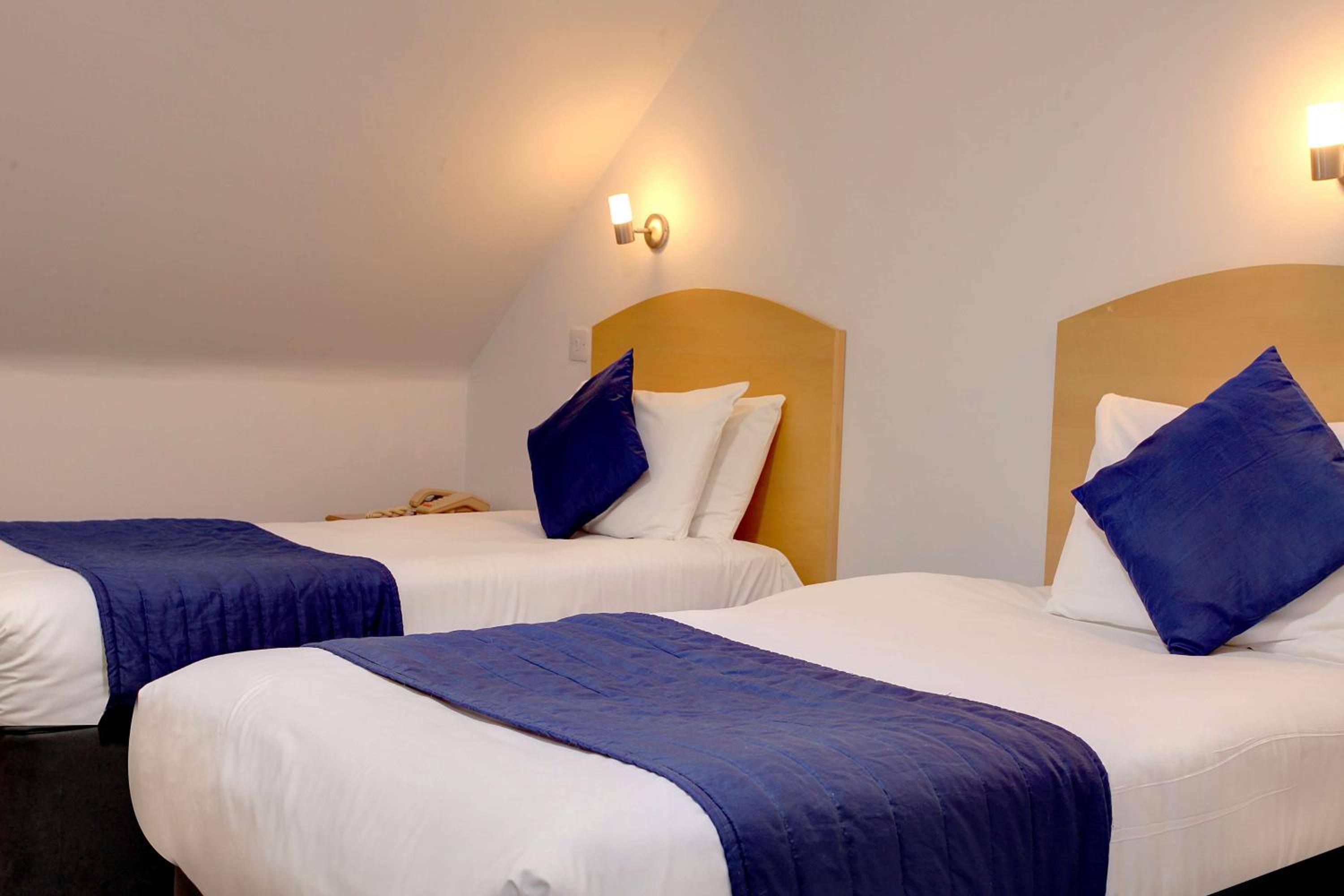 Standard Twin Room - Photo 4