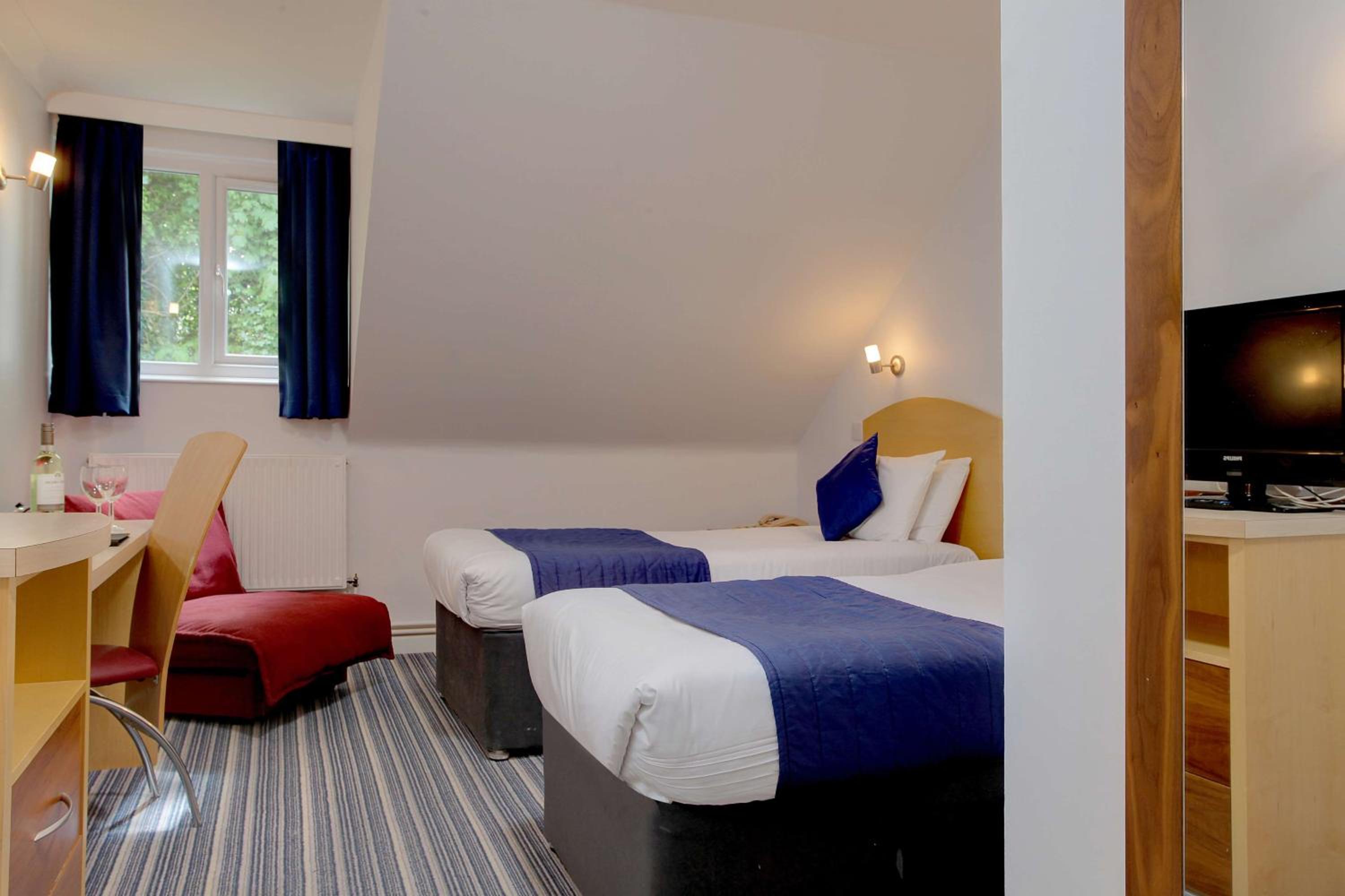 Standard Twin Room - Photo 5
