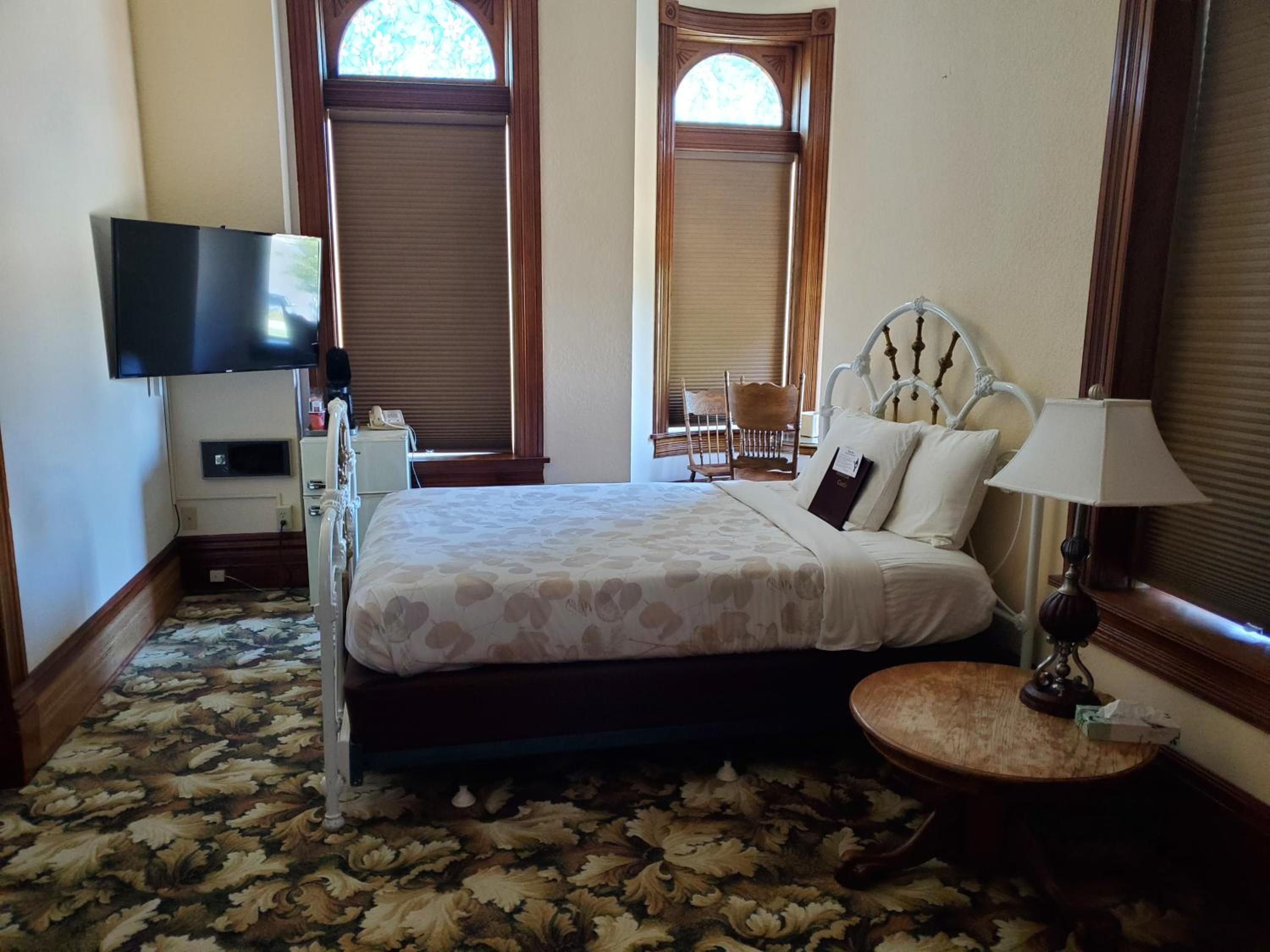 Queen Room with Private External Bathroom with Hot Tub photo 1