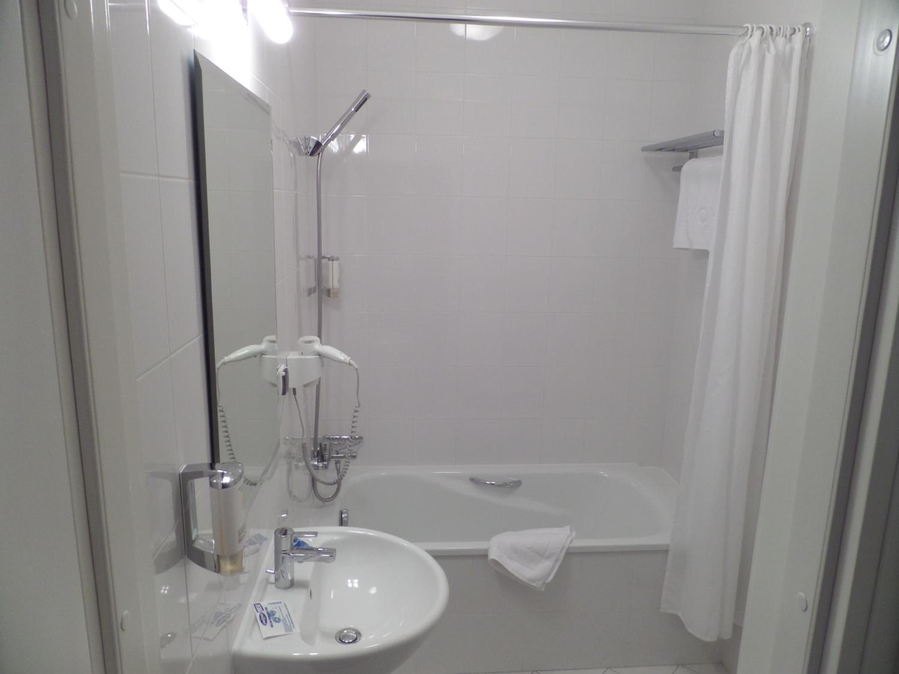 Double or Twin Room - Photo 4